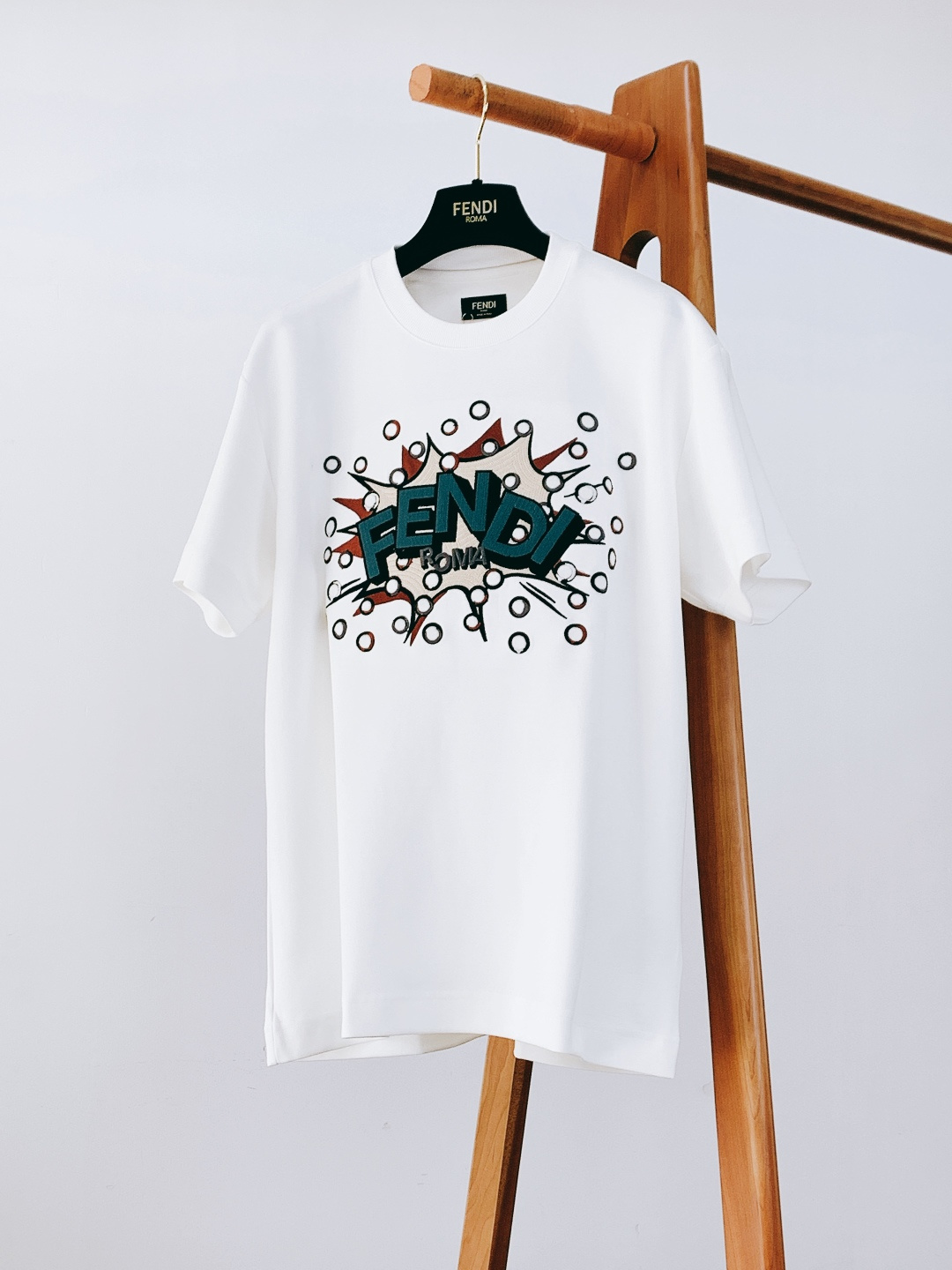 Fendi 芬迪 2026SS早春新品BoomPoP图案短袖T恤。这款短袖T恤以标志性的BoomPoP图