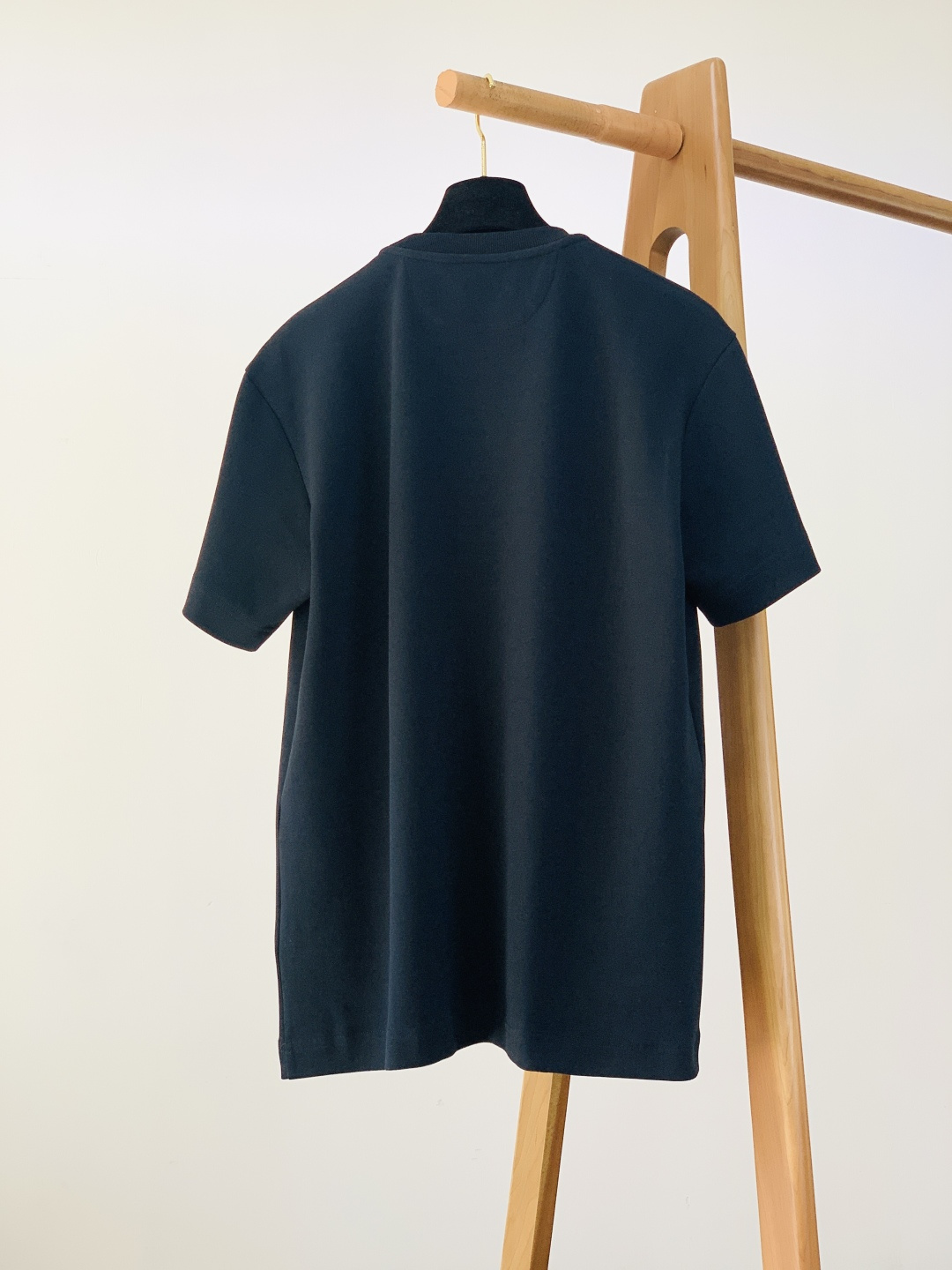 Fendi 芬迪 2026SS早春新品BoomPoP图案短袖T恤。这款短袖T恤以标志性的BoomPoP图