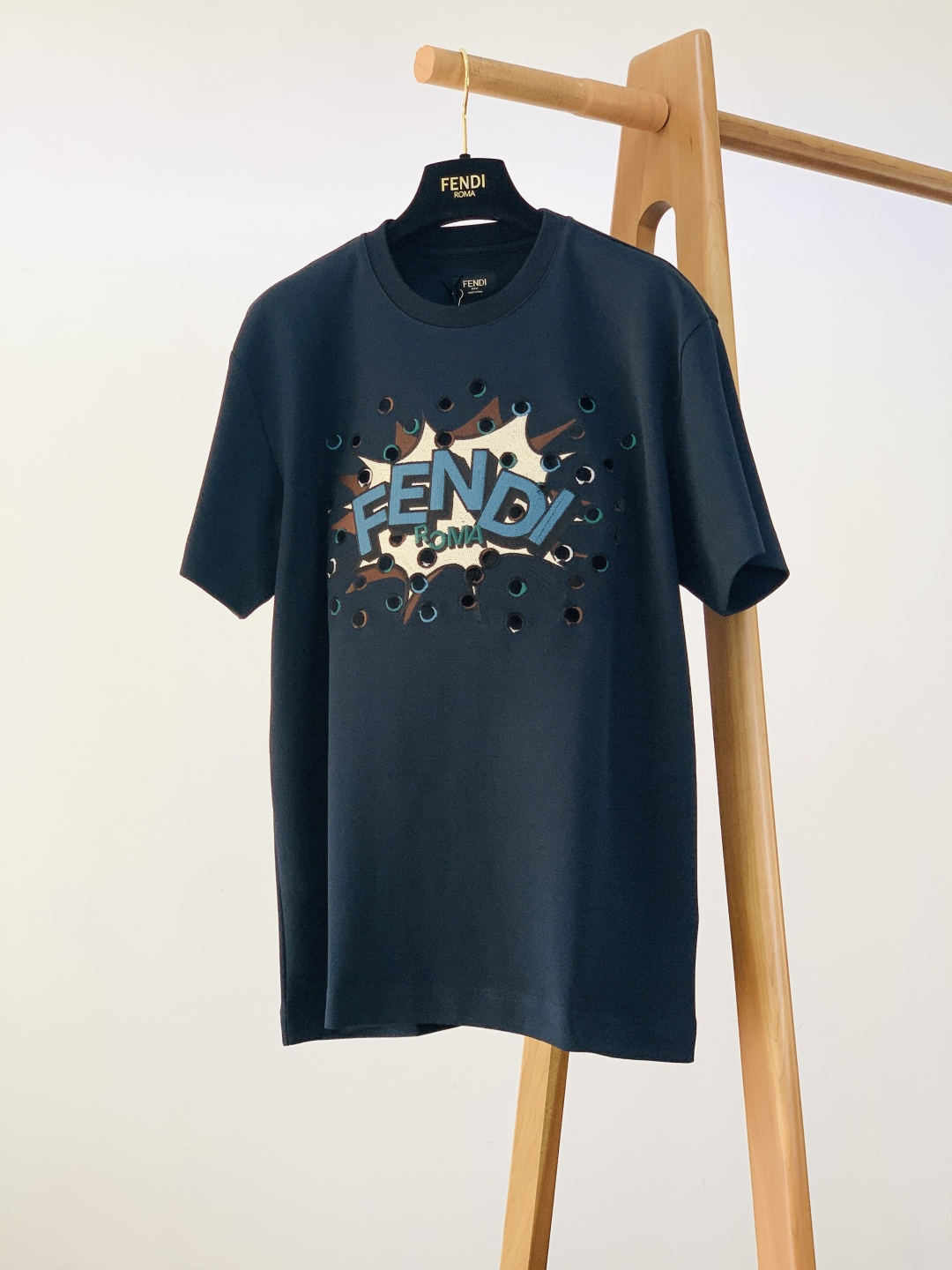 Fendi 芬迪 2026SS早春新品BoomPoP图案短袖T恤。这款短袖T恤以标志性的BoomPoP图