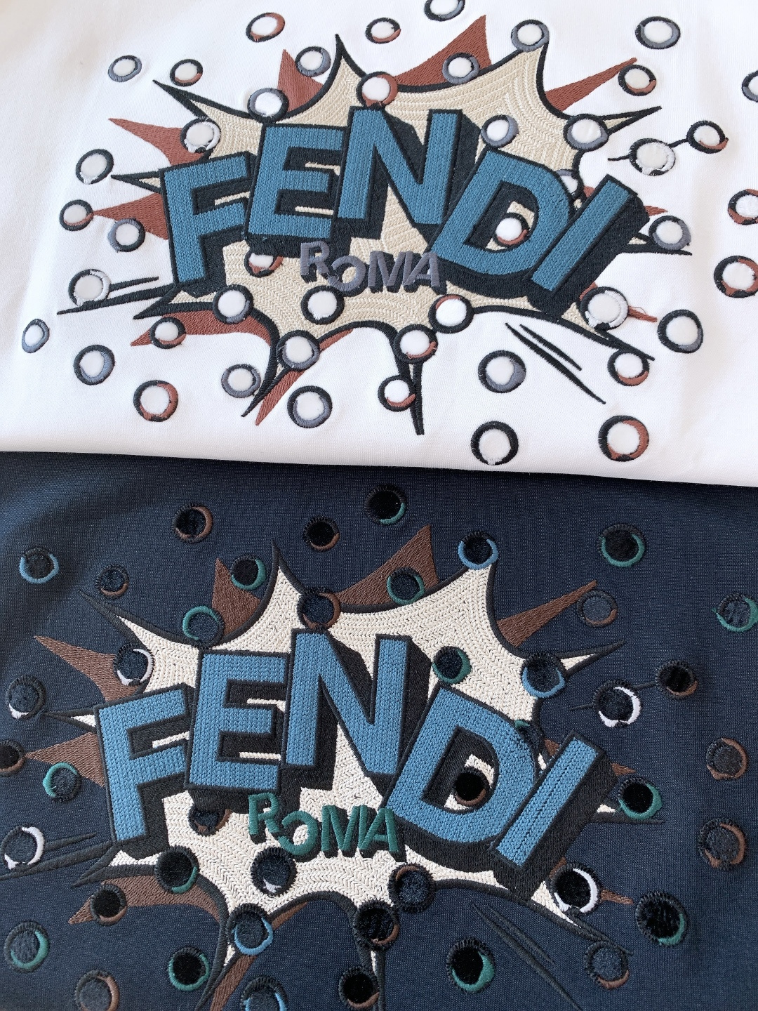 Fendi 芬迪 2026SS早春新品BoomPoP图案短袖T恤。这款短袖T恤以标志性的BoomPoP图