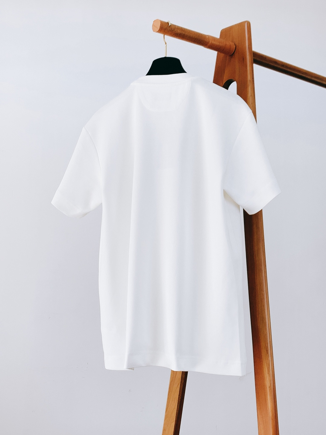 Fendi 芬迪 2026SS早春新品BoomPoP图案短袖T恤。这款短袖T恤以标志性的BoomPoP图