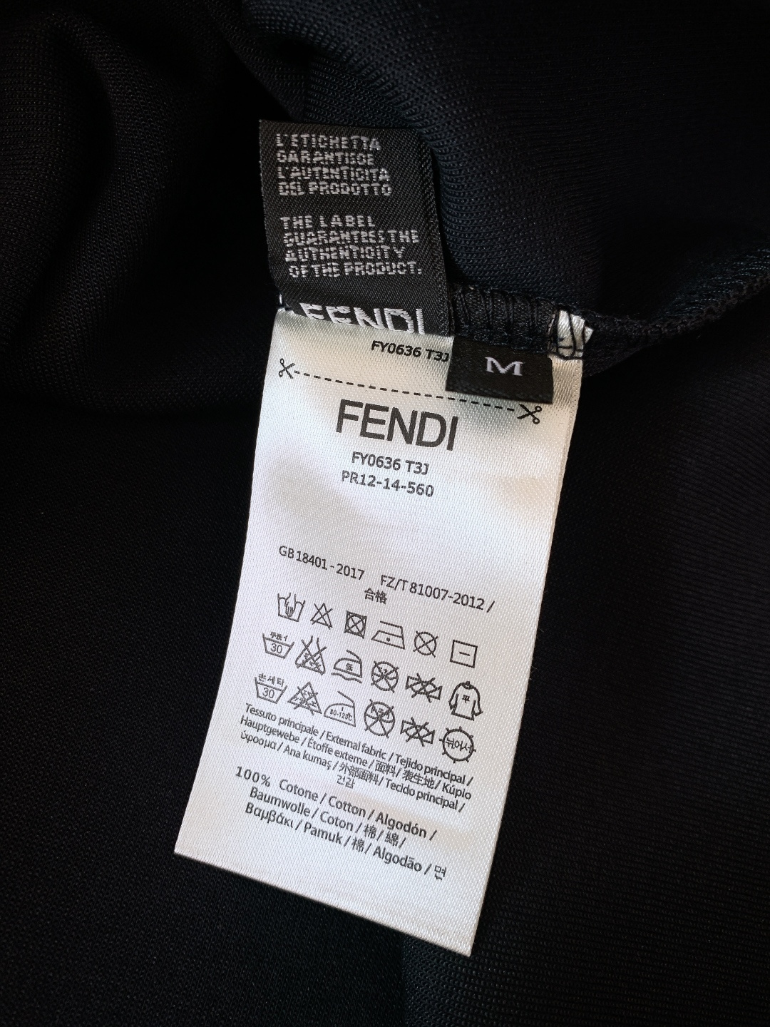 Fendi 芬迪 2026SS早春新品BoomPoP图案短袖T恤。这款短袖T恤以标志性的BoomPoP图