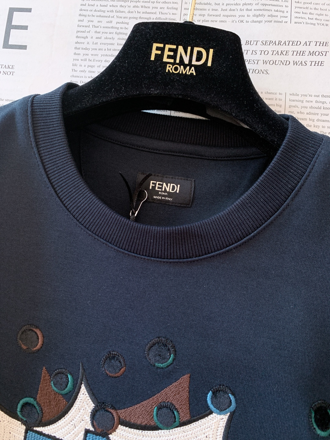 Fendi 芬迪 2026SS早春新品BoomPoP图案短袖T恤。这款短袖T恤以标志性的BoomPoP图