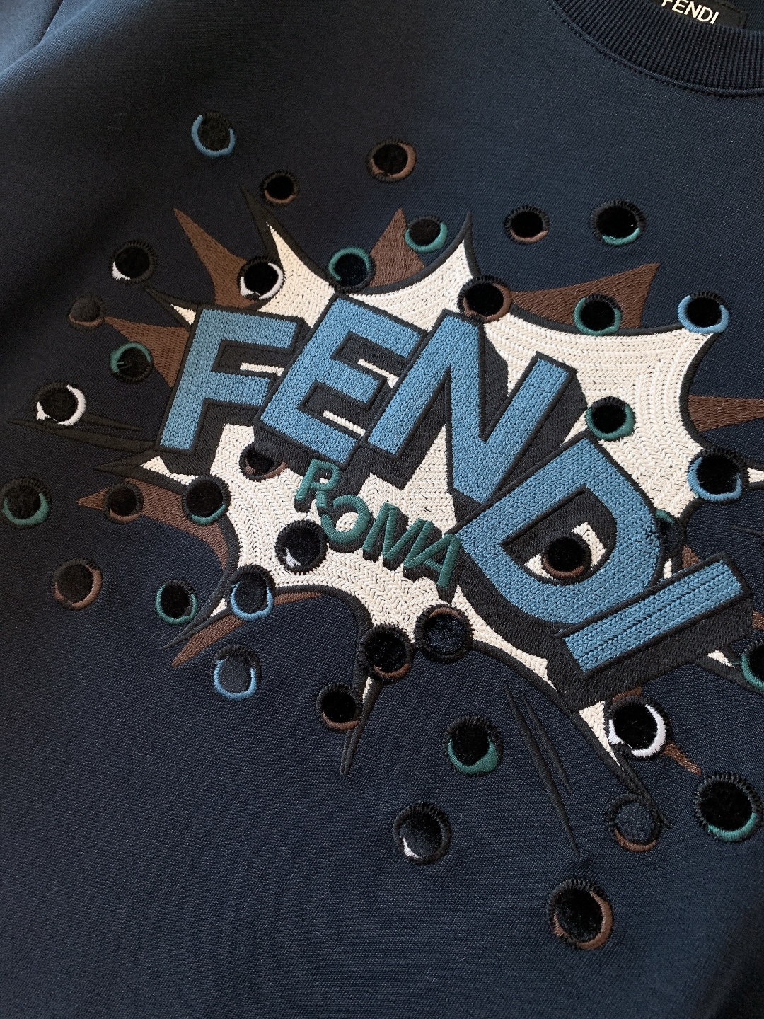 Fendi 芬迪 2026SS早春新品BoomPoP图案短袖T恤。这款短袖T恤以标志性的BoomPoP图