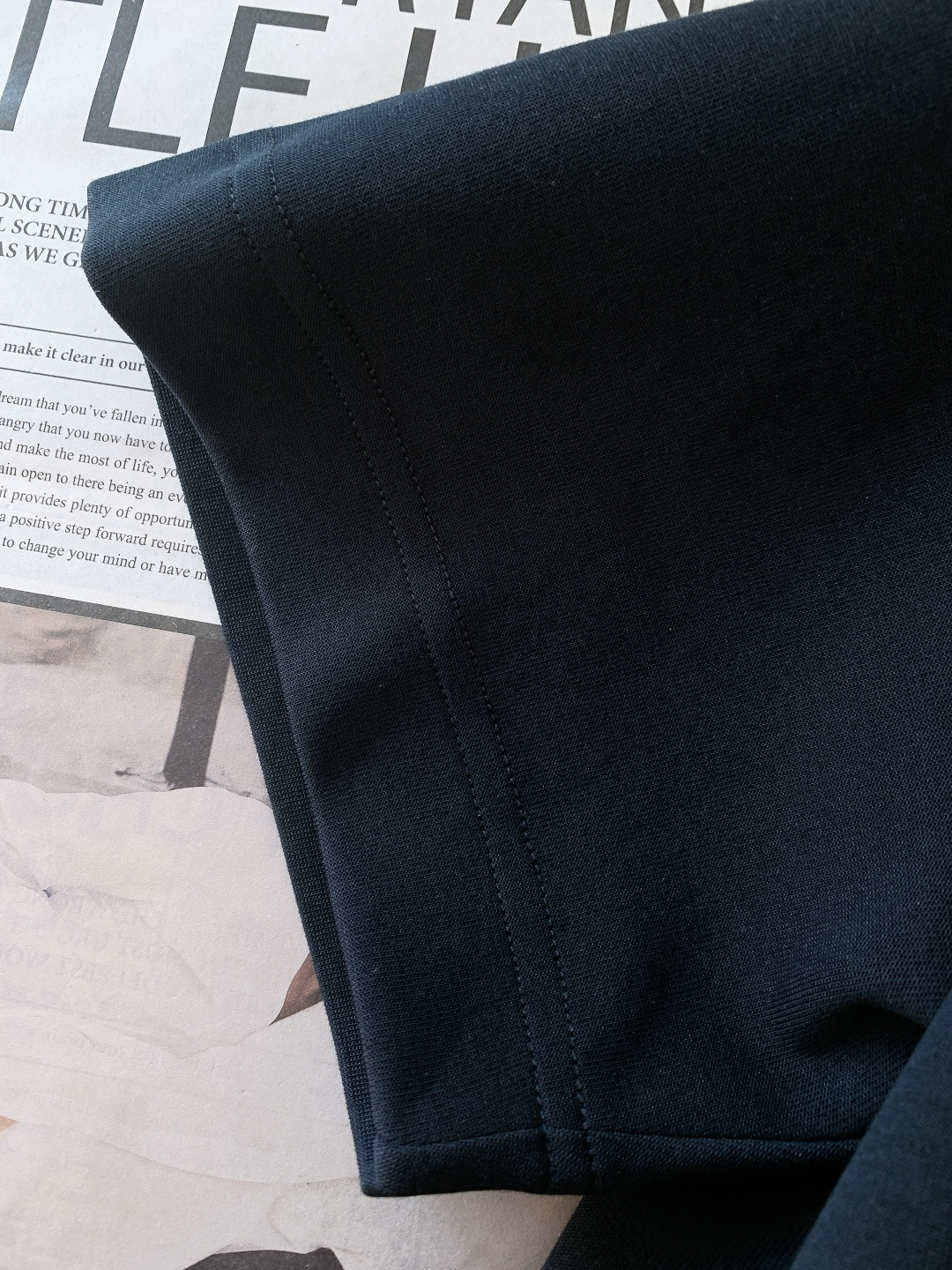 Fendi 芬迪 2026SS早春新品BoomPoP图案短袖T恤。这款短袖T恤以标志性的BoomPoP图