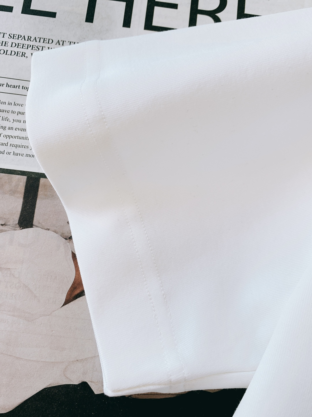 Fendi 芬迪 2026SS早春新品BoomPoP图案短袖T恤。这款短袖T恤以标志性的BoomPoP图