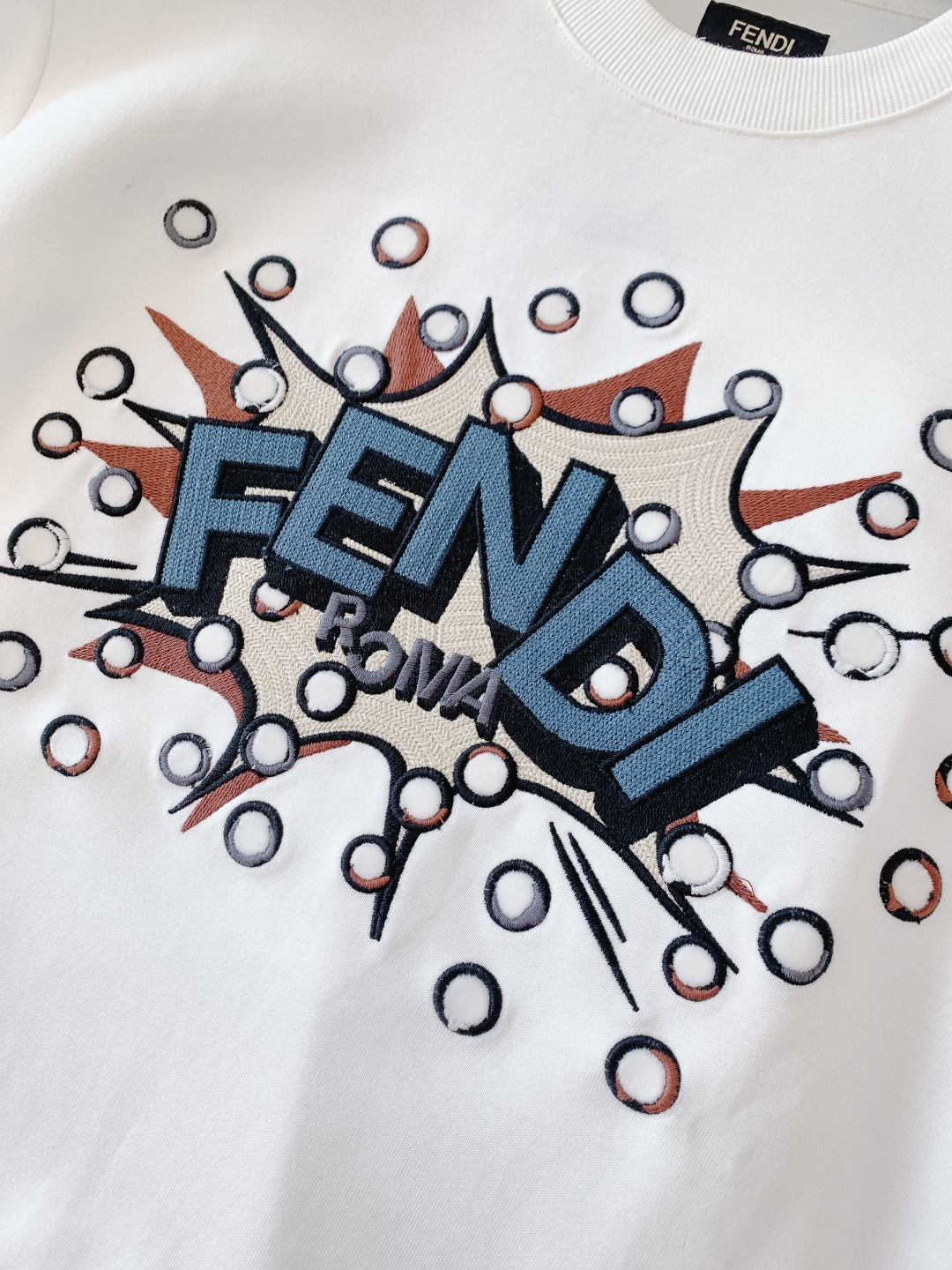Fendi 芬迪 2026SS早春新品BoomPoP图案短袖T恤。这款短袖T恤以标志性的BoomPoP图
