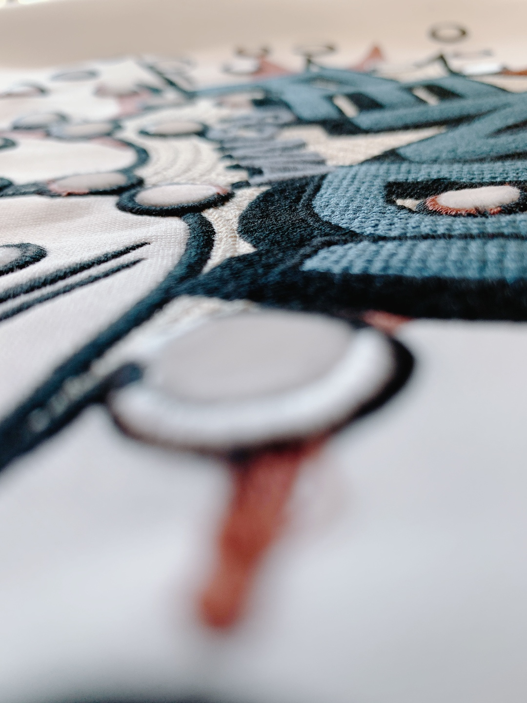 Fendi 芬迪 2026SS早春新品BoomPoP图案短袖T恤。这款短袖T恤以标志性的BoomPoP图