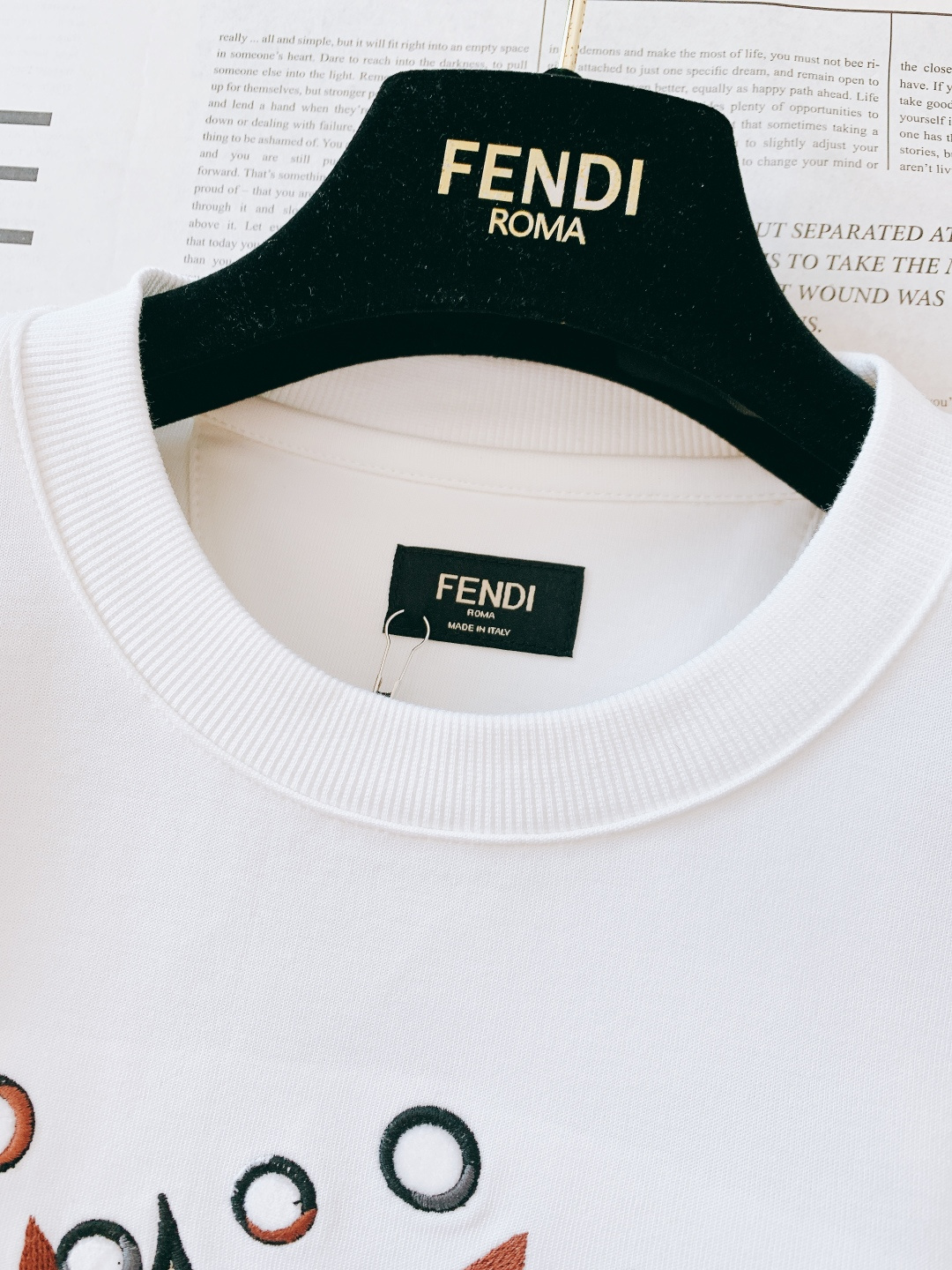 Fendi 芬迪 2026SS早春新品BoomPoP图案短袖T恤。这款短袖T恤以标志性的BoomPoP图