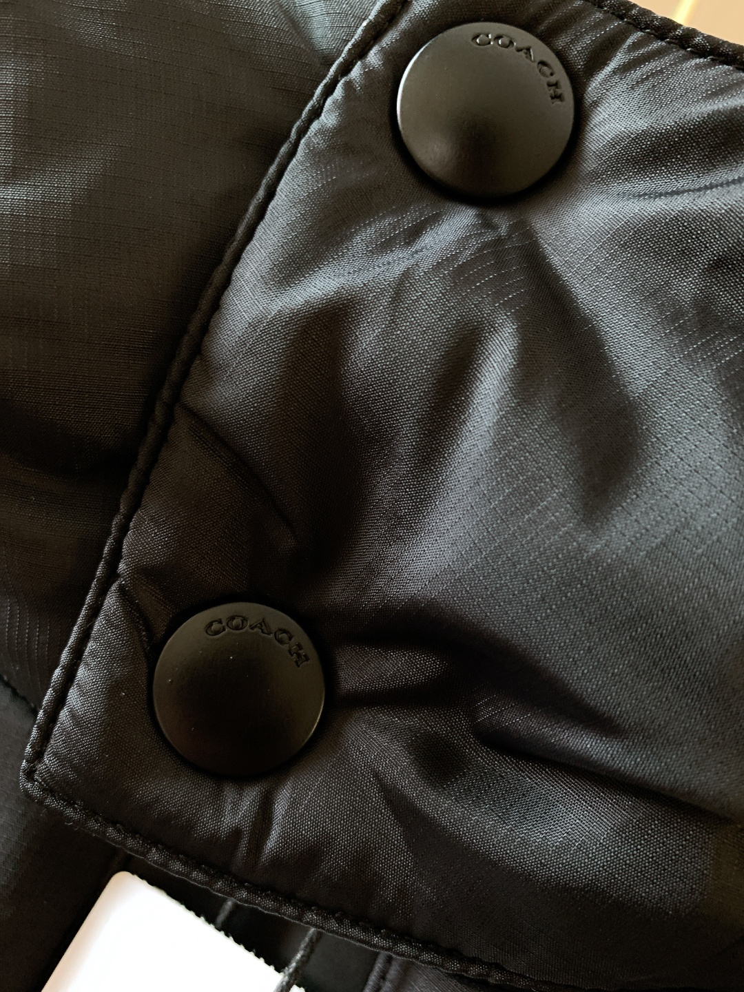 Coach 蔻驰 男士经典时尚流光银C标拼色羽绒服面包服外套可脱卸帽！！这是这款羽绒服最突出的特点。采用