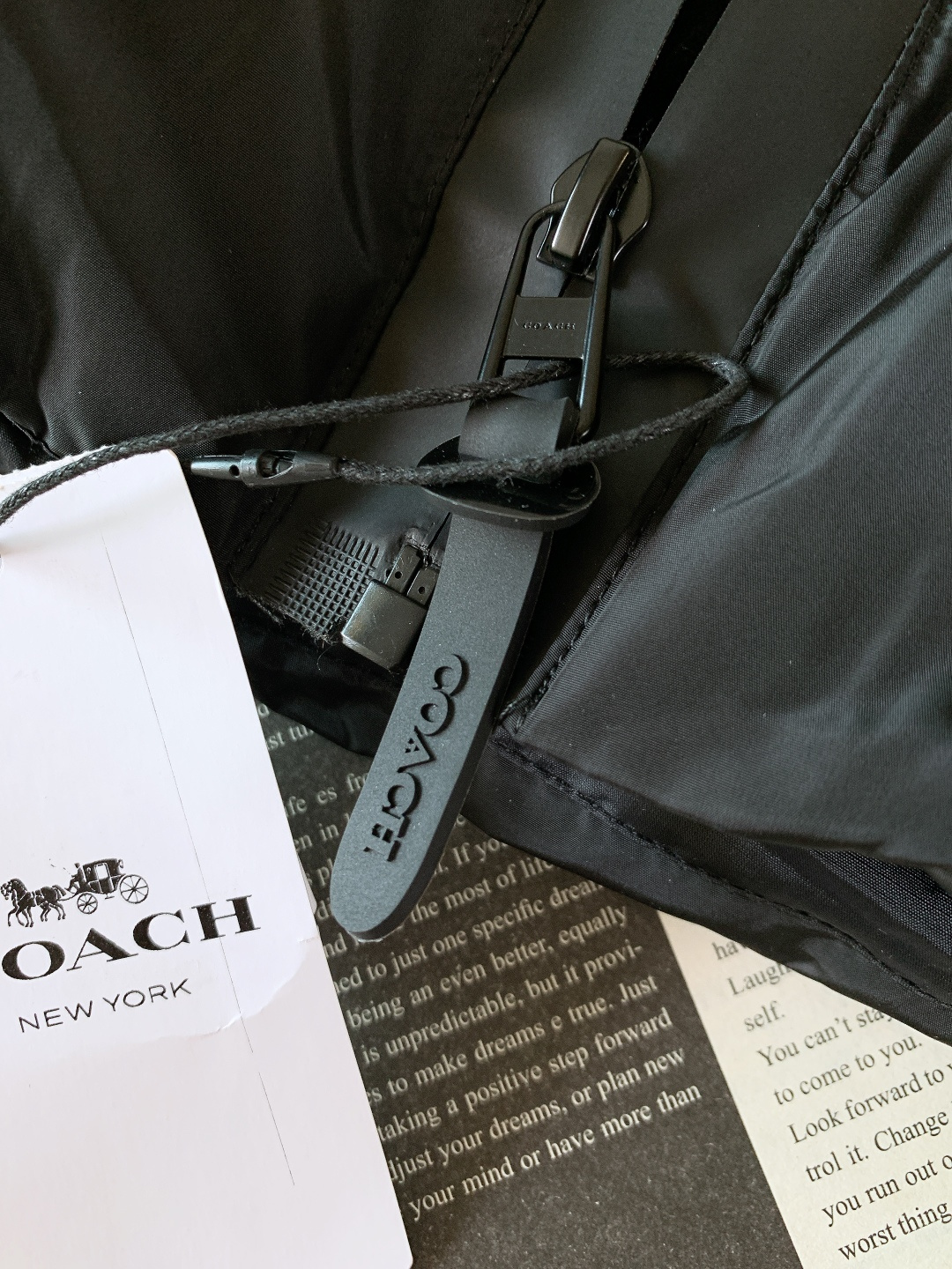 Coach 蔻驰 男士经典时尚流光银C标拼色羽绒服面包服外套可脱卸帽！！这是这款羽绒服最突出的特点。采用