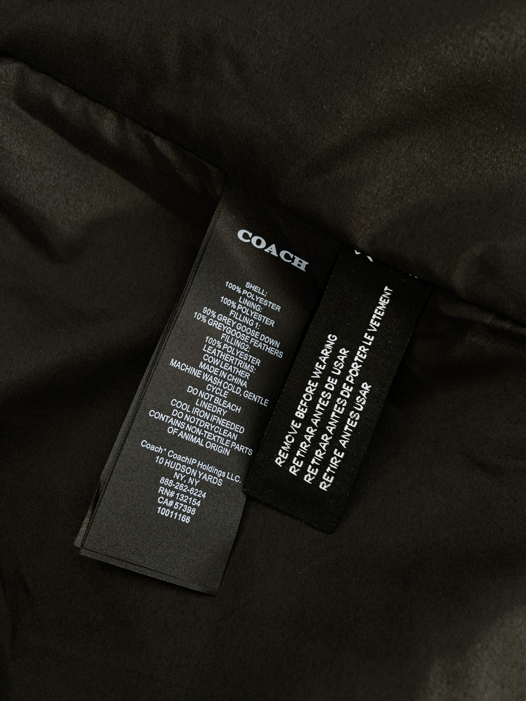 Coach 蔻驰 男士经典时尚流光银C标拼色羽绒服面包服外套可脱卸帽！！这是这款羽绒服最突出的特点。采用