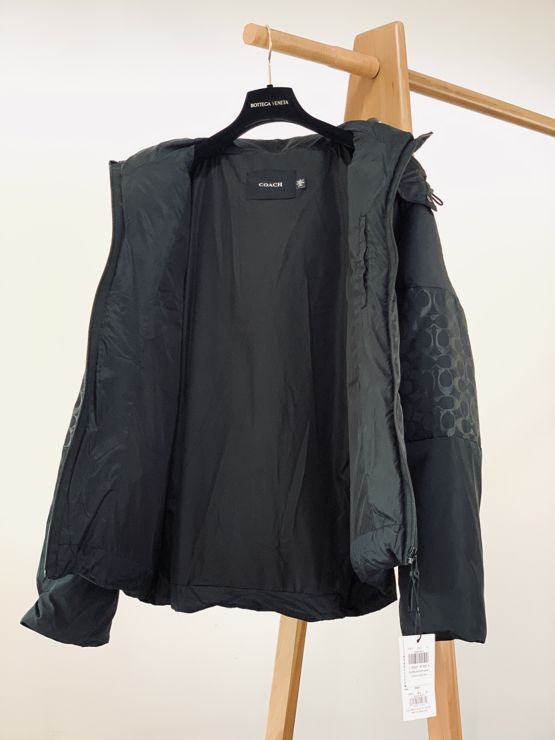 Coach 蔻驰 男士经典时尚流光银C标拼色羽绒服面包服外套可脱卸帽！！这是这款羽绒服最突出的特点。采用