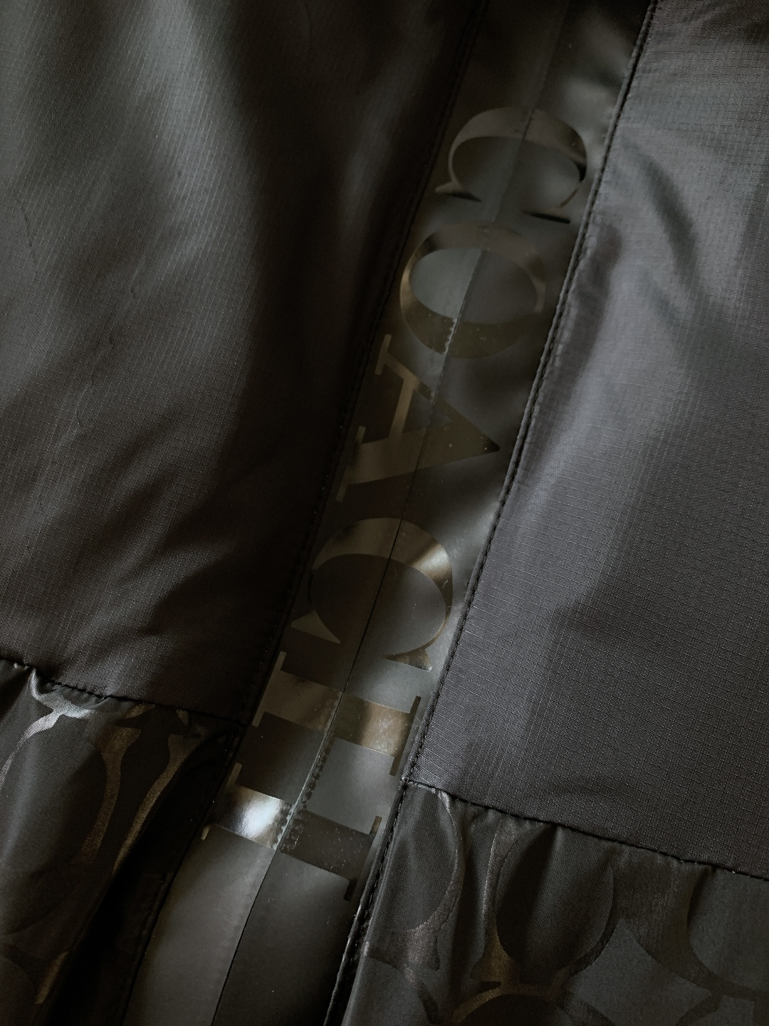 Coach 蔻驰 男士经典时尚流光银C标拼色羽绒服面包服外套可脱卸帽！！这是这款羽绒服最突出的特点。采用