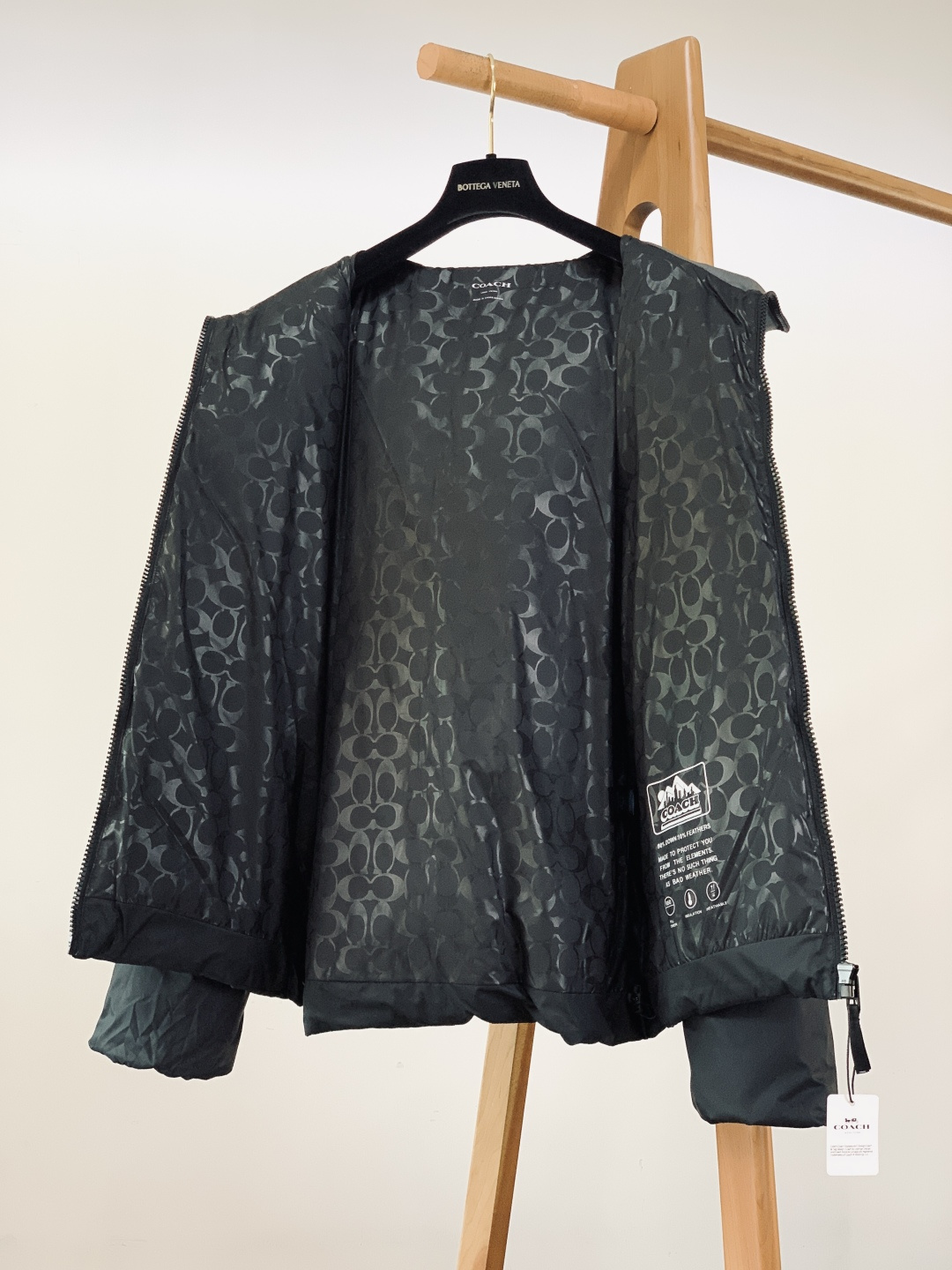 Coach 蔻驰 新款黑灰渐变色男士羽绒服拼色经典连帽外套！！！这是这款羽绒服最引人注目的设计。它采用了