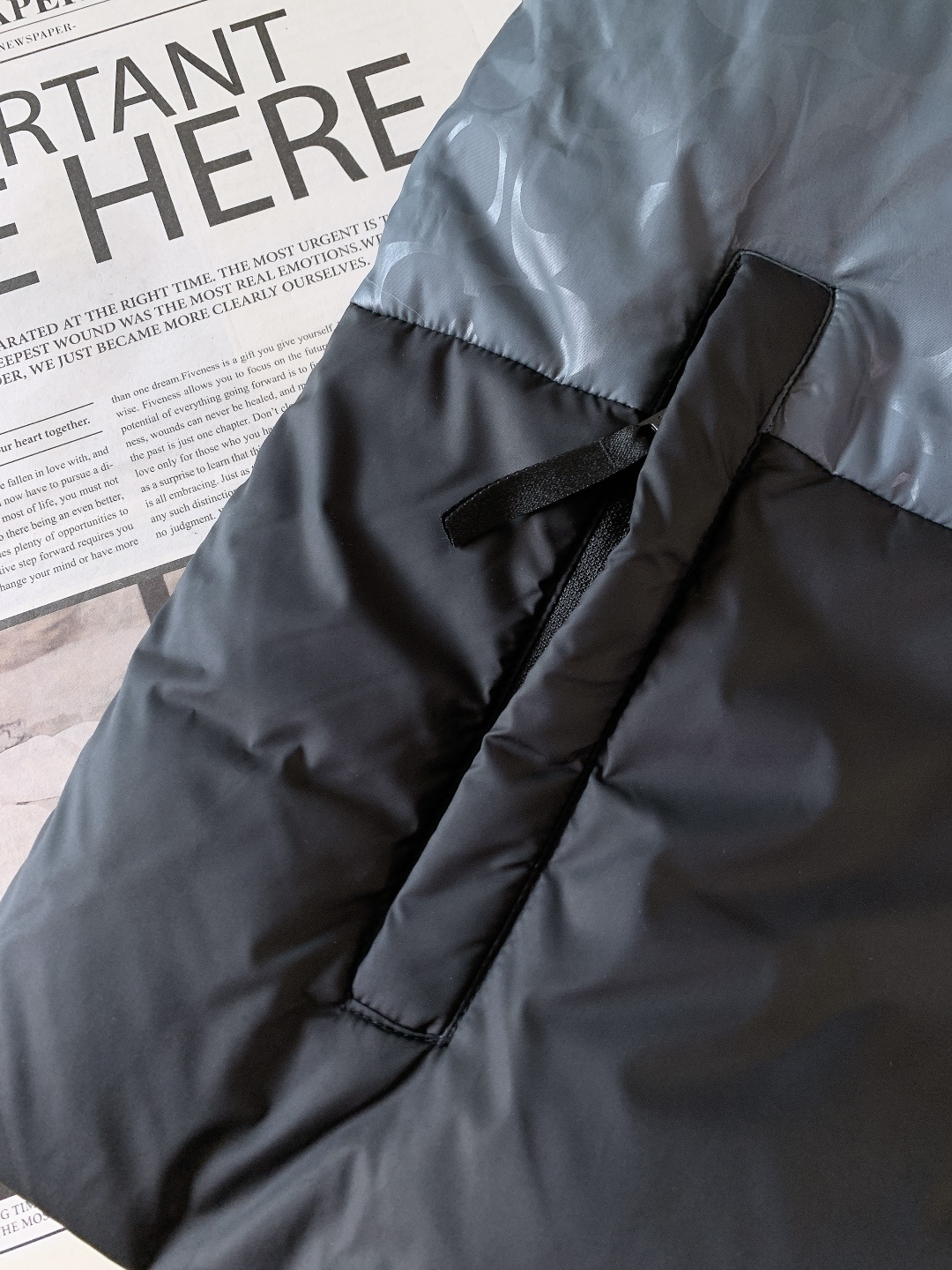 Coach 蔻驰 新款黑灰渐变色男士羽绒服拼色经典连帽外套！！！这是这款羽绒服最引人注目的设计。它采用了