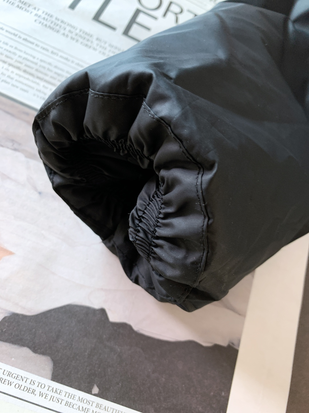 Coach 蔻驰 新款黑灰渐变色男士羽绒服拼色经典连帽外套！！！这是这款羽绒服最引人注目的设计。它采用了