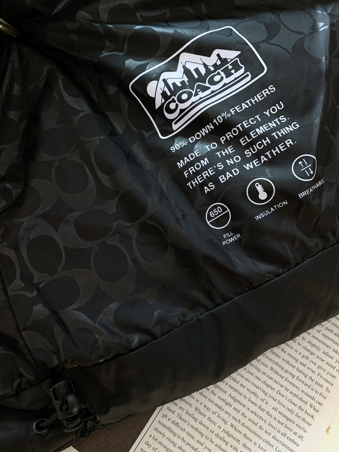 Coach 蔻驰 新款黑灰渐变色男士羽绒服拼色经典连帽外套！！！这是这款羽绒服最引人注目的设计。它采用了