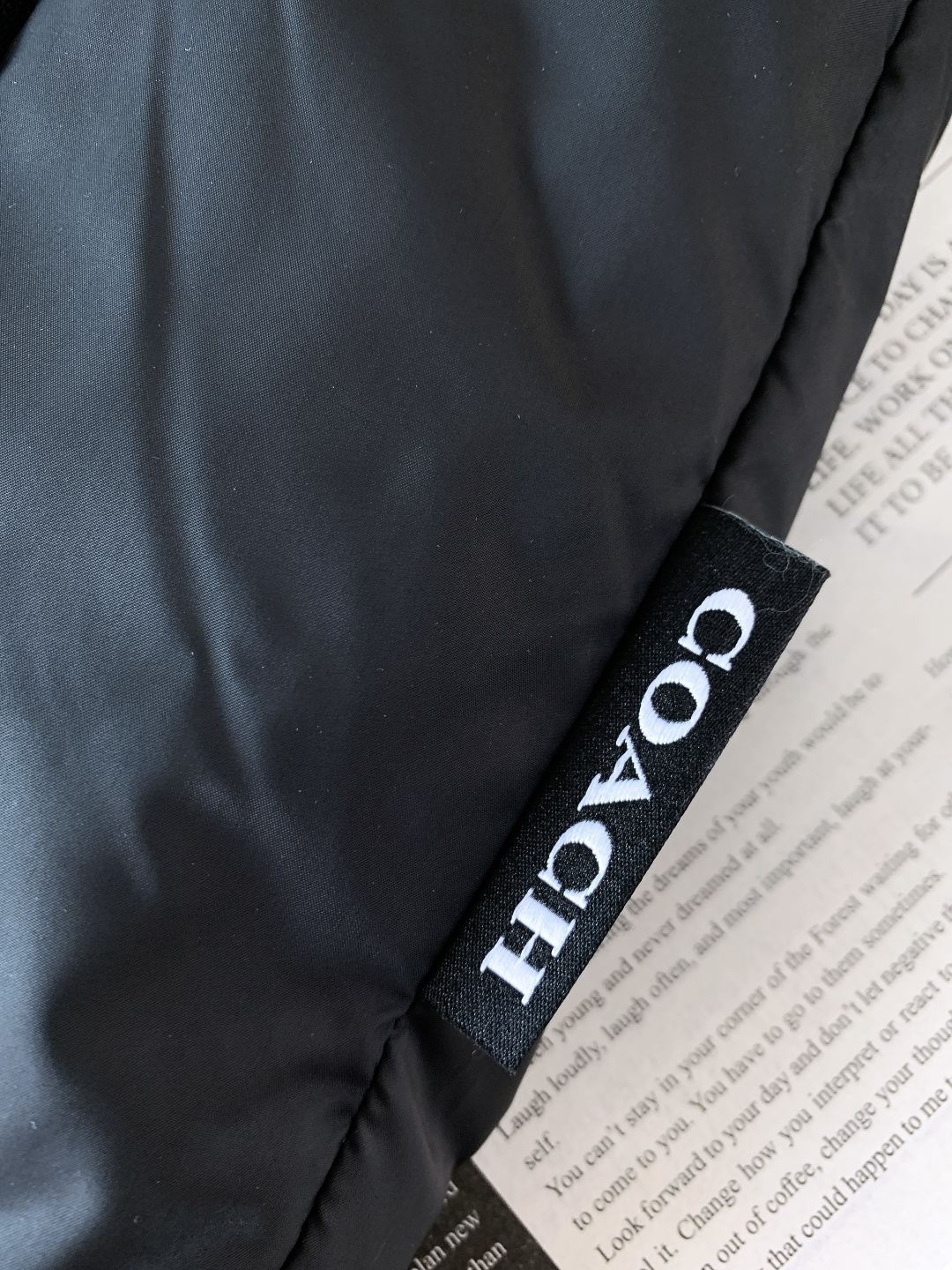 Coach 蔻驰 新款黑灰渐变色男士羽绒服拼色经典连帽外套！！！这是这款羽绒服最引人注目的设计。它采用了