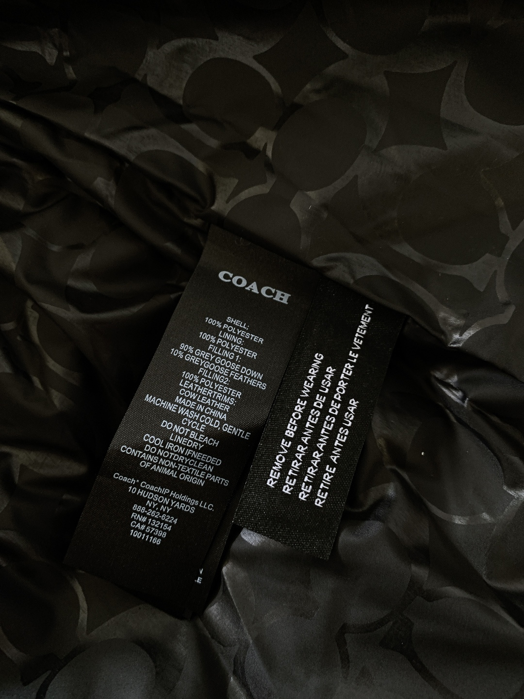 Coach 蔻驰 新款黑灰渐变色男士羽绒服拼色经典连帽外套！！！这是这款羽绒服最引人注目的设计。它采用了