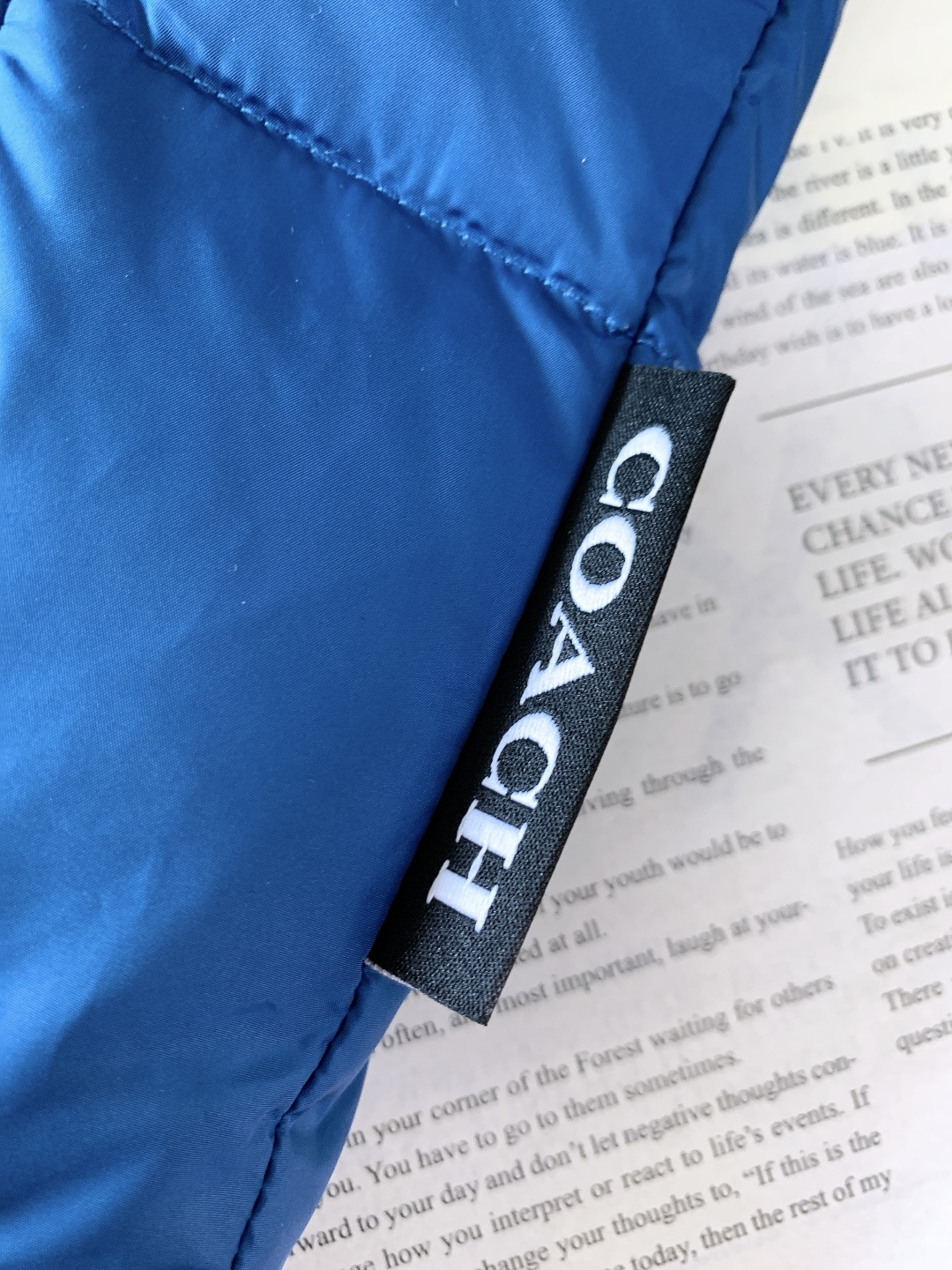 Coach 蔻驰 奥莱男士纯色羽绒夹克羽绒服休闲舒适通勤！！细节面料100% 聚酯纤维 里料100% 聚