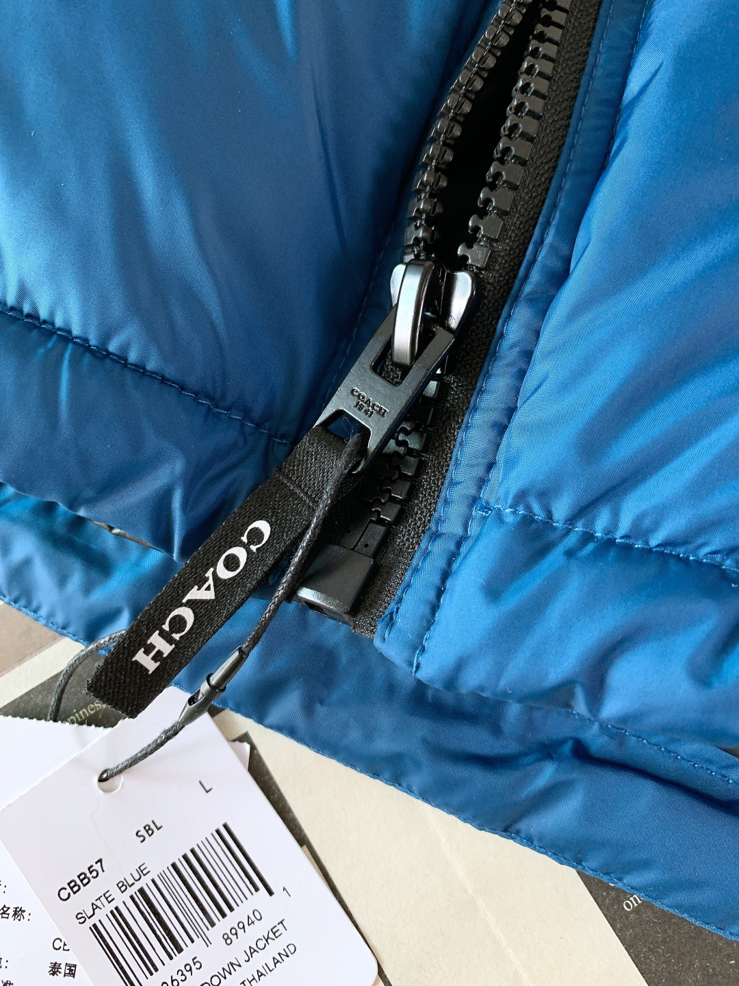 Coach 蔻驰 奥莱男士纯色羽绒夹克羽绒服休闲舒适通勤！！细节面料100% 聚酯纤维 里料100% 聚