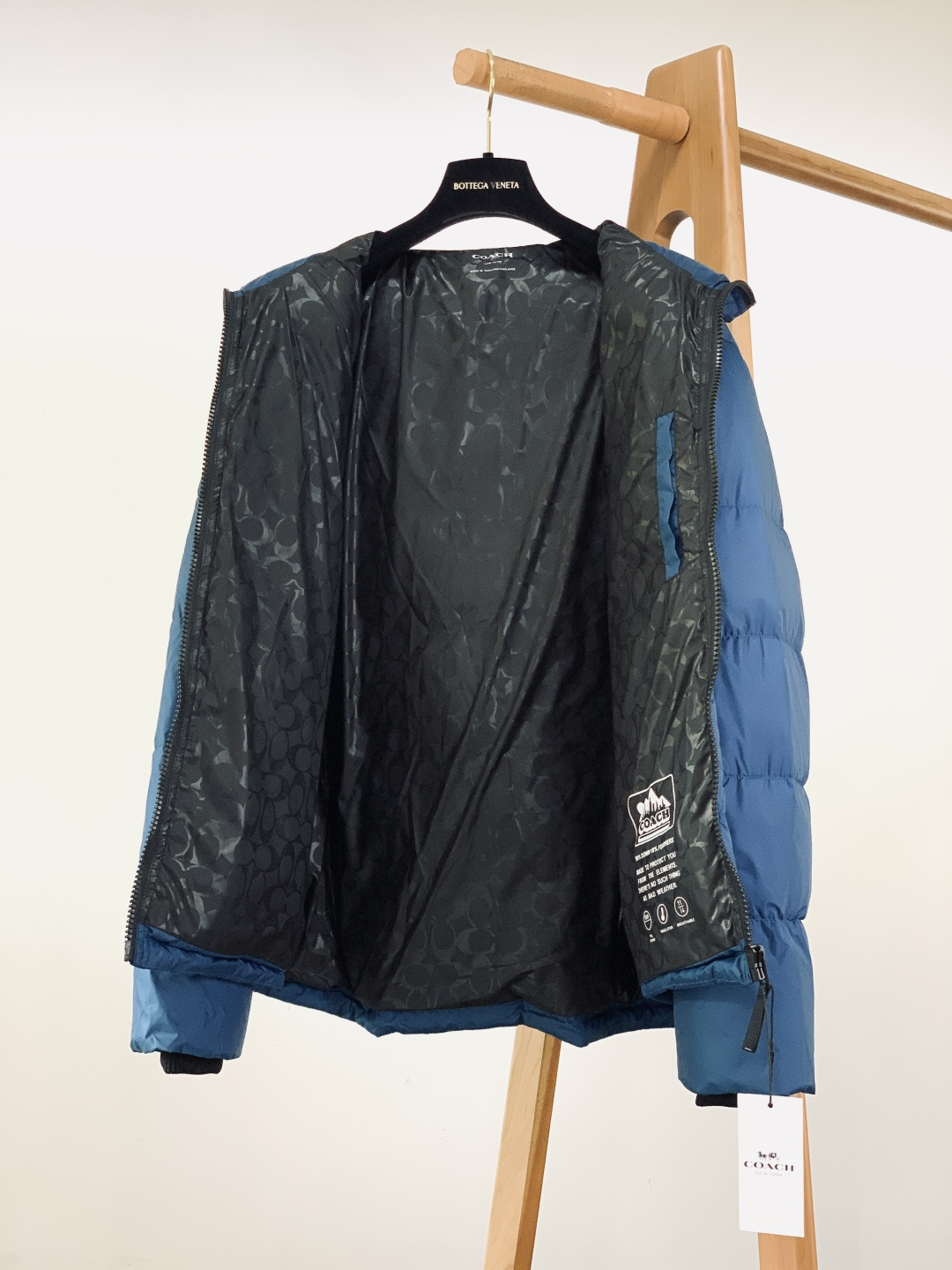 Coach 蔻驰 奥莱男士纯色羽绒夹克羽绒服休闲舒适通勤！！细节面料100% 聚酯纤维 里料100% 聚