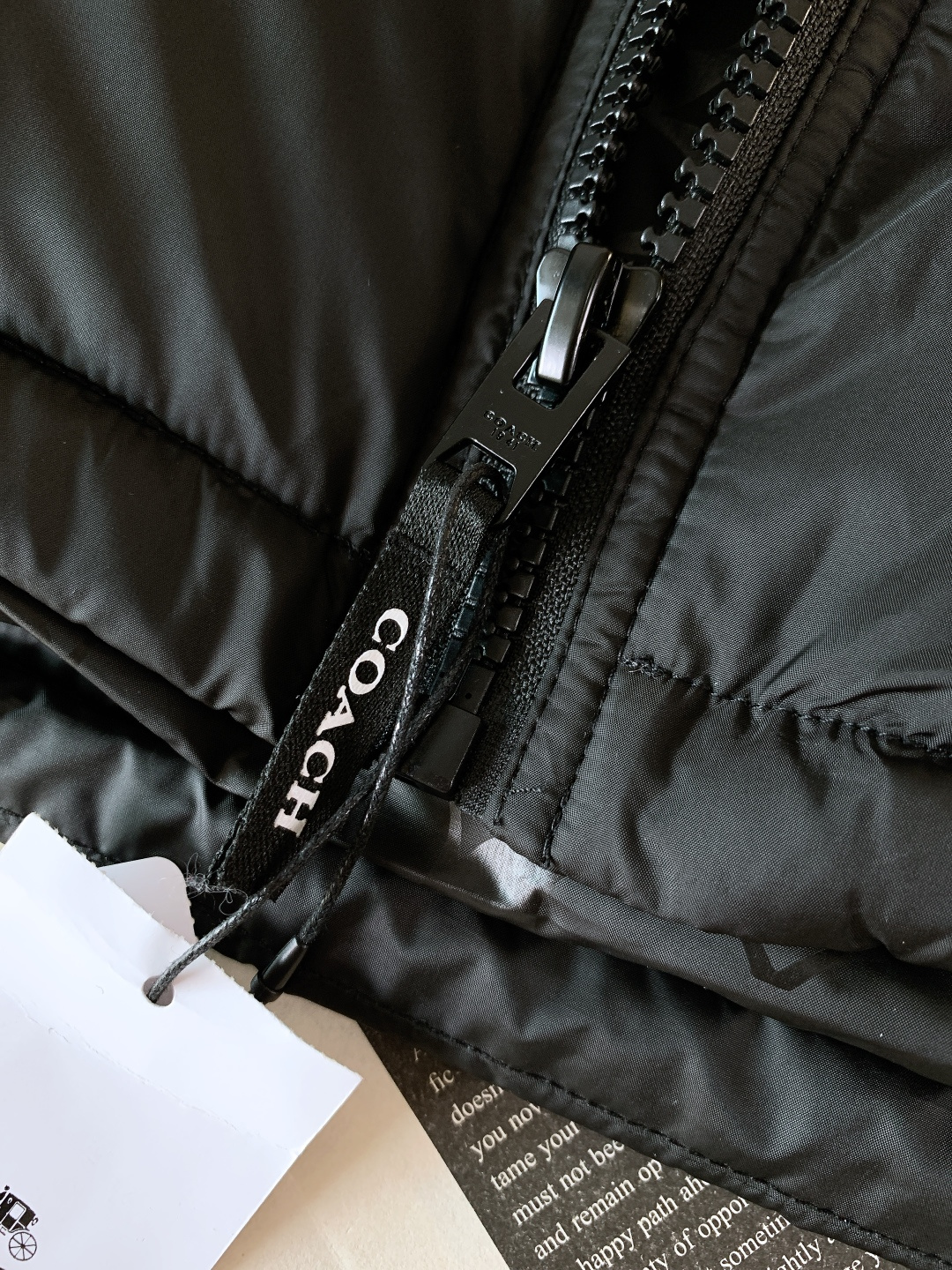 Coach 蔻驰 奥莱男士纯色羽绒夹克羽绒服休闲舒适通勤！！细节面料100% 聚酯纤维 里料100% 聚