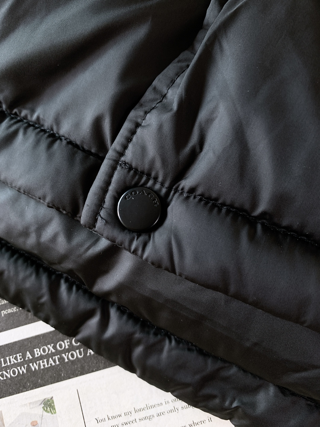 Coach 蔻驰 奥莱男士双面拼色立领羽绒背心休闲叠穿保暖！！！细节面料100% 聚酯纤维 里料100%