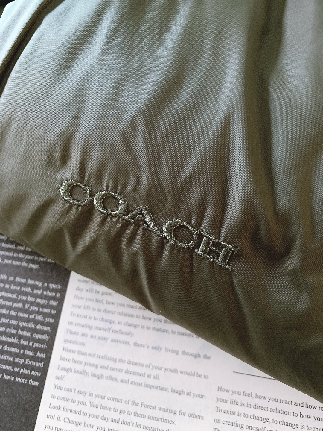 Coach 蔻驰 奥莱男士双面拼色立领羽绒背心休闲叠穿保暖！！！细节面料100% 聚酯纤维 里料100%