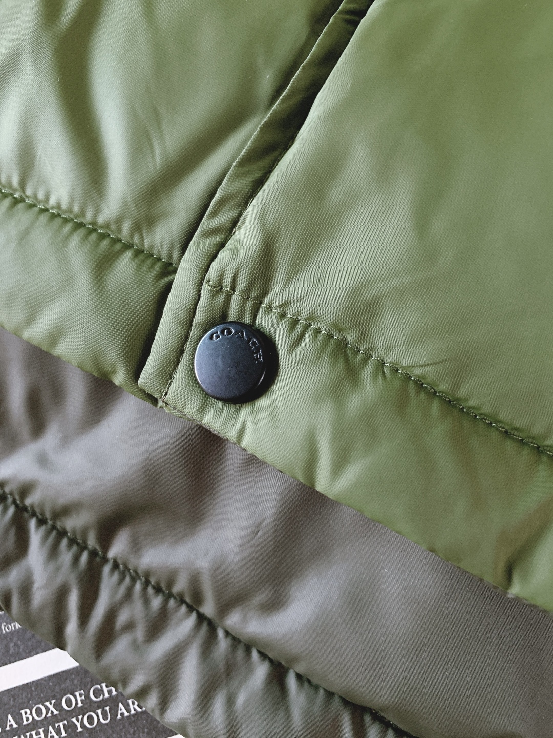 Coach 蔻驰 奥莱男士双面拼色立领羽绒背心休闲叠穿保暖！！！细节面料100% 聚酯纤维 里料100%