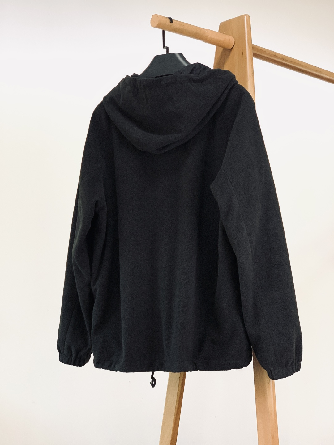 Prada 普拉达2026SS早春新品摇粒绒连帽男士外套。定制高克重摇粒绒面料，绒毛细密且蓬松度高，亲肤