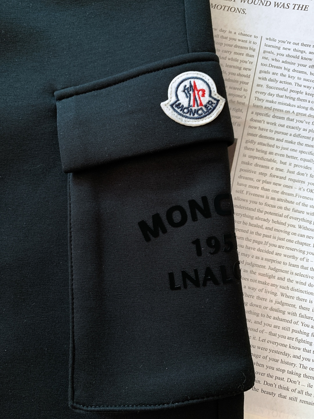 Moncler 蒙口 2026SS早春新品工装抽绳休闲裤时尚系列，独特设计，抽绳休闲长裤 订纱开始订染和
