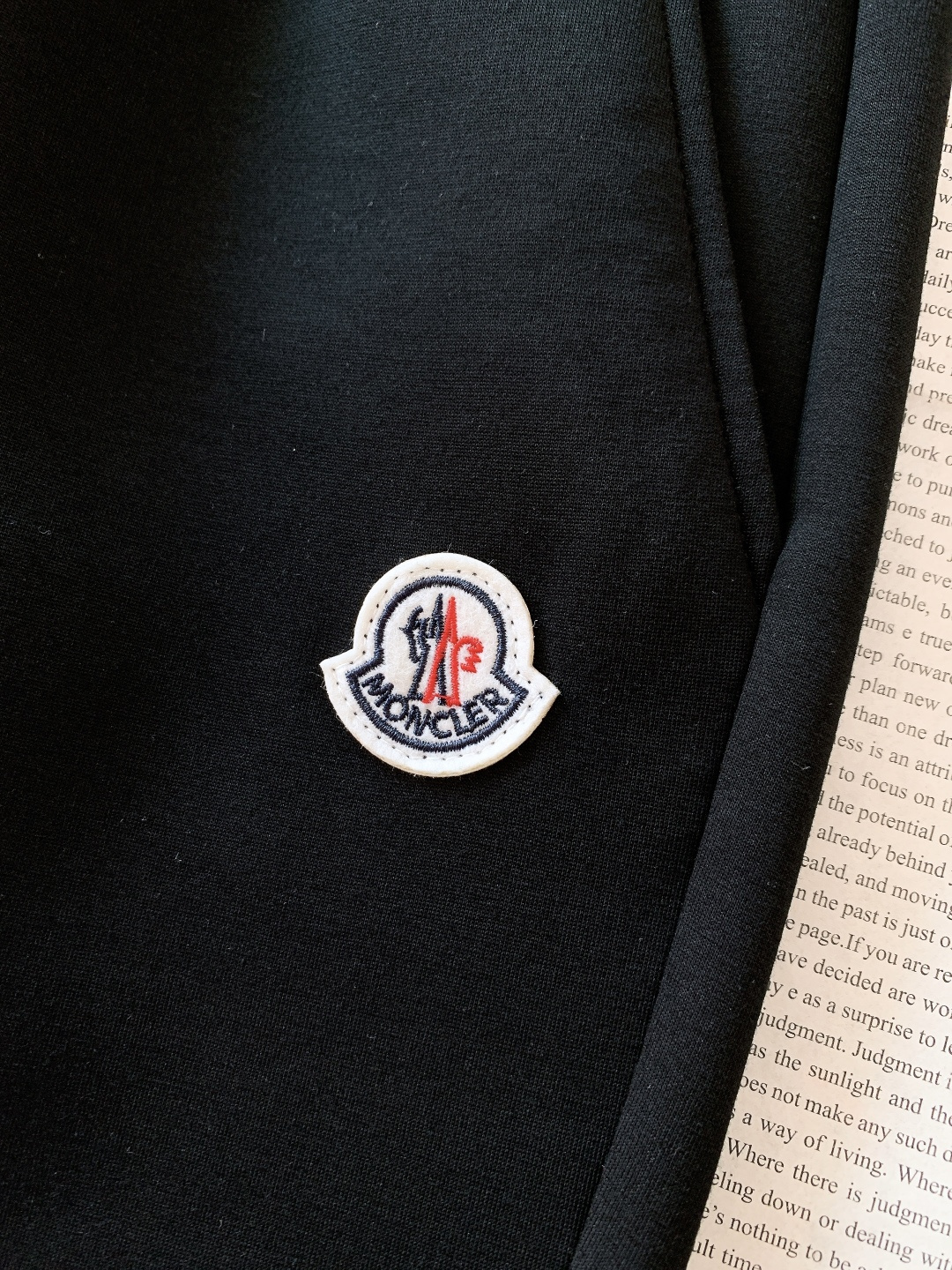 Moncler 蒙口 2026SS早春新品刺绣徽标抽绳休闲裤时尚系列，独特设计，抽绳休闲长裤 订纱开始订