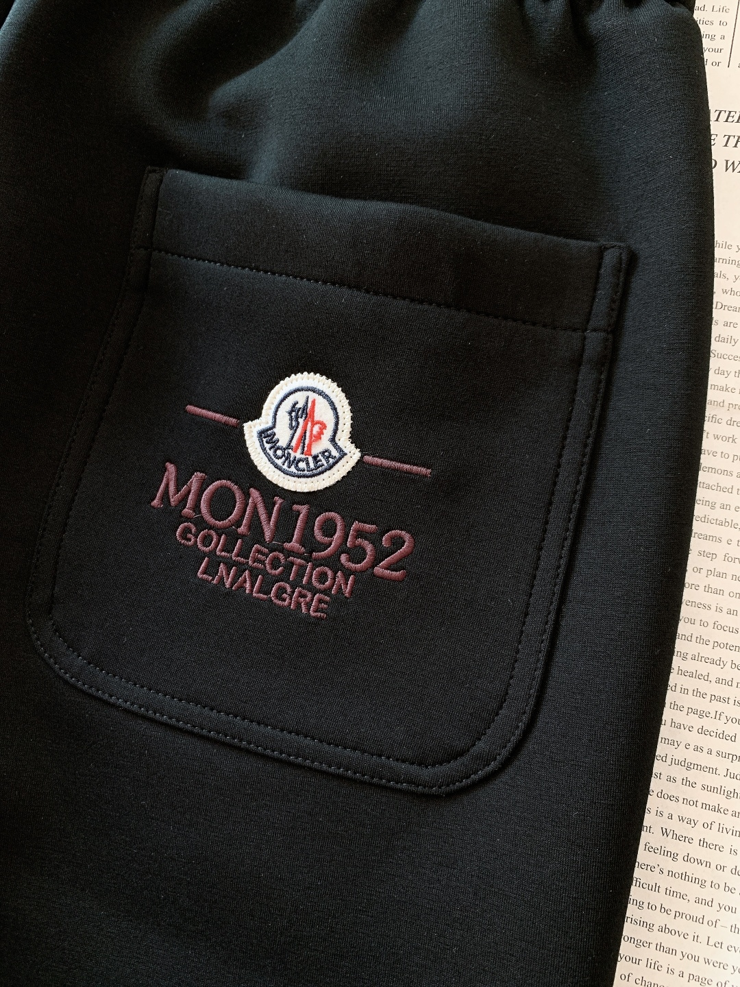 Moncler 蒙口 2026SS早春新品刺绣徽标抽绳休闲裤时尚系列，独特设计，抽绳休闲长裤 订纱开始订