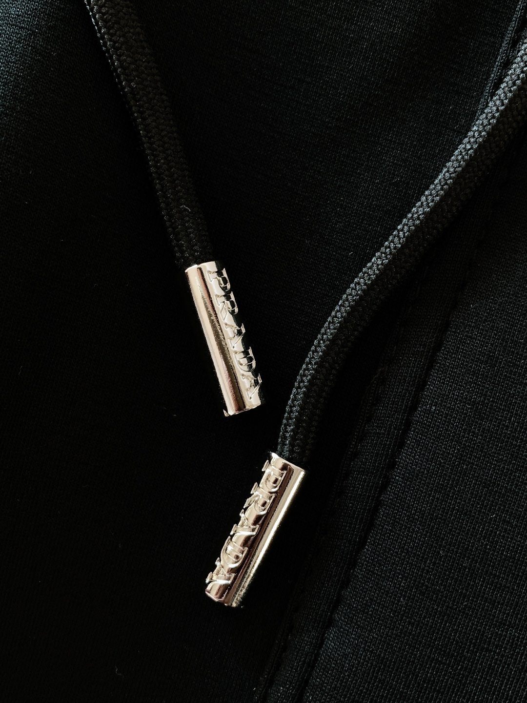 Prada 普拉达 2026SS早春新品时尚抽绳休闲裤，臻选优质面料打造，贴身舒适，独特设计，缔造简约线