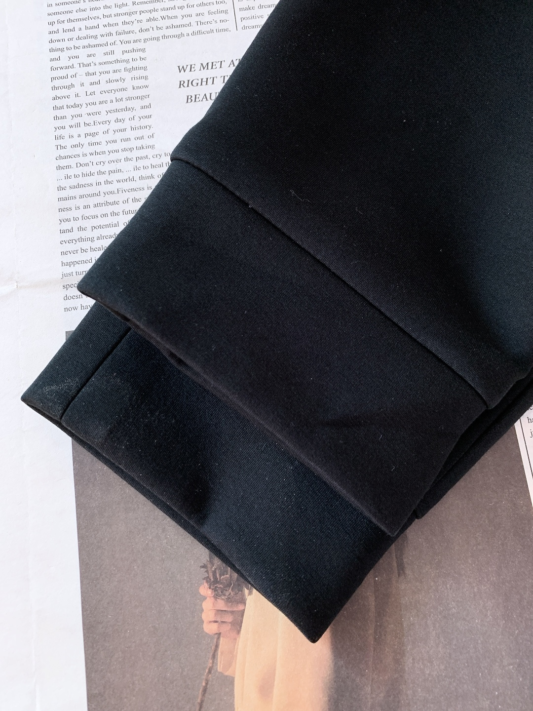 Prada 普拉达 2026SS早春新品时尚抽绳休闲裤，臻选优质面料打造，贴身舒适，独特设计，缔造简约线