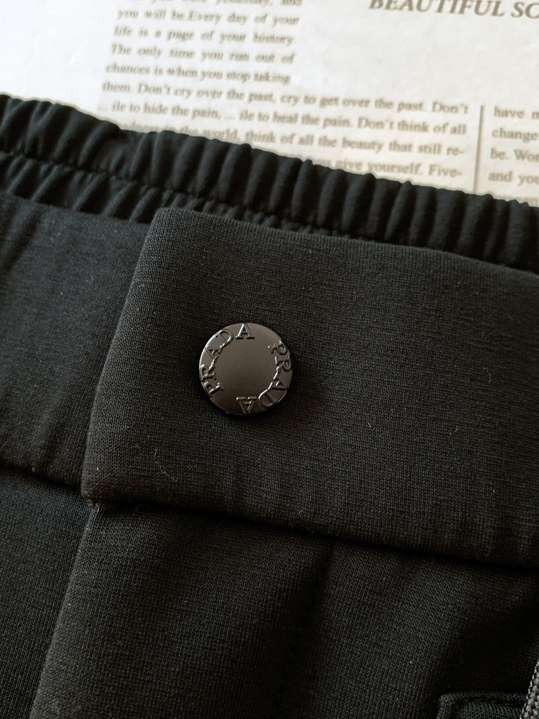 Prada 普拉达 2026SS早春新品时尚抽绳休闲裤，臻选优质面料打造，贴身舒适，独特设计，缔造简约线