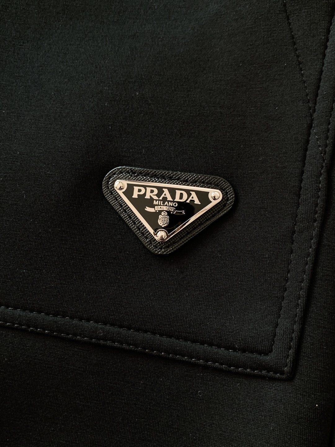 Prada 普拉达 2026SS早春新品时尚抽绳休闲裤，臻选优质面料打造，贴身舒适，独特设计，缔造简约线