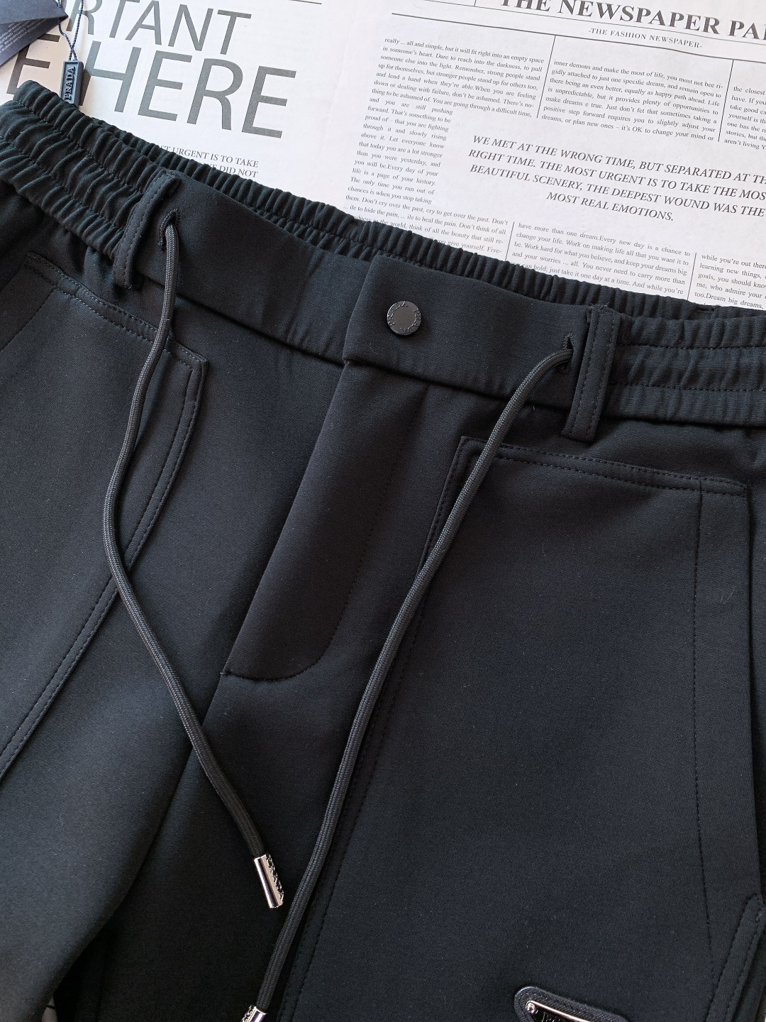 Prada 普拉达 2026SS早春新品时尚抽绳休闲裤，臻选优质面料打造，贴身舒适，独特设计，缔造简约线