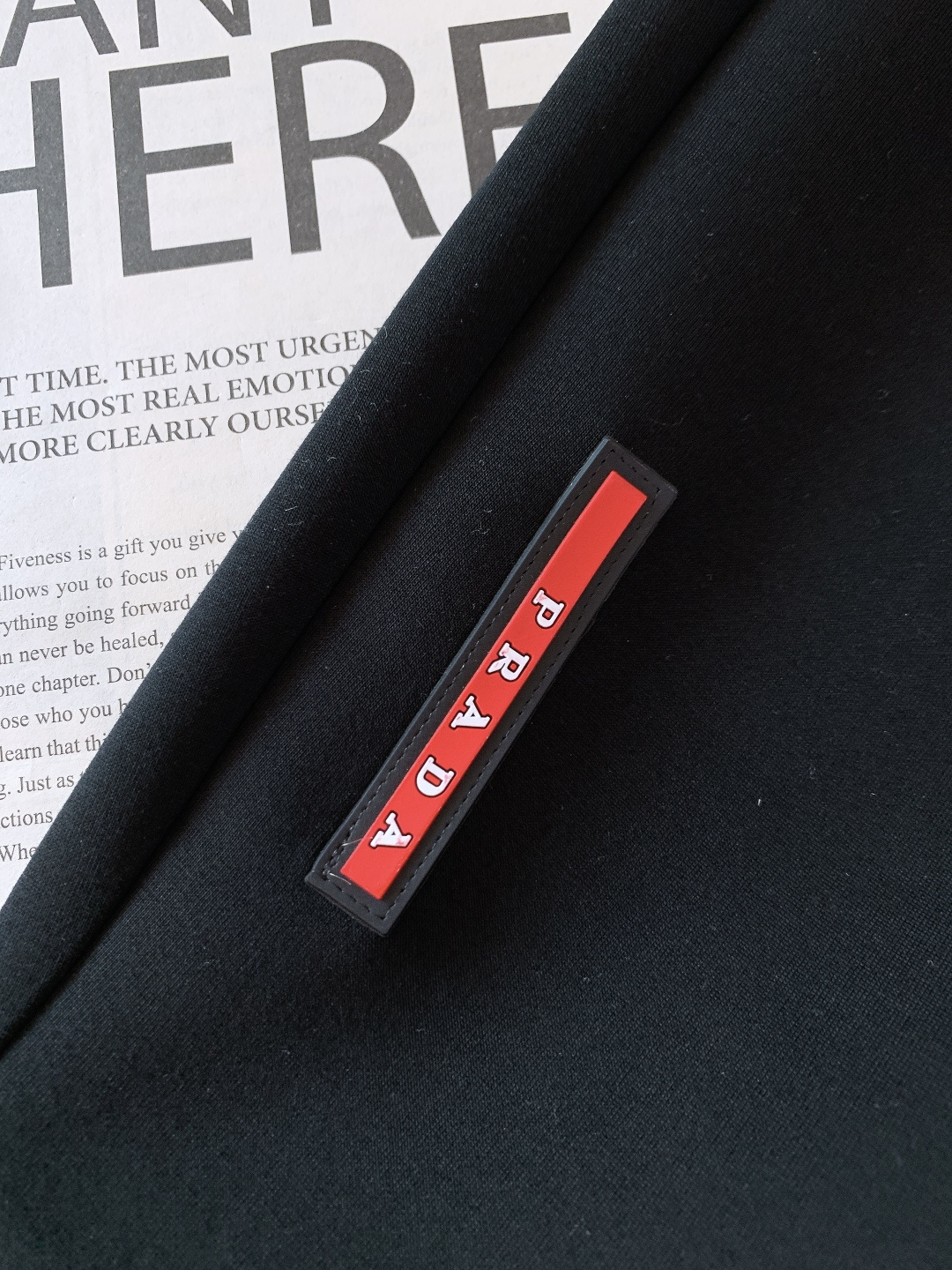 Prada 普拉达 2026SS早春新品时尚抽绳休闲裤，臻选优质面料打造，贴身舒适，独特设计，缔造简约线