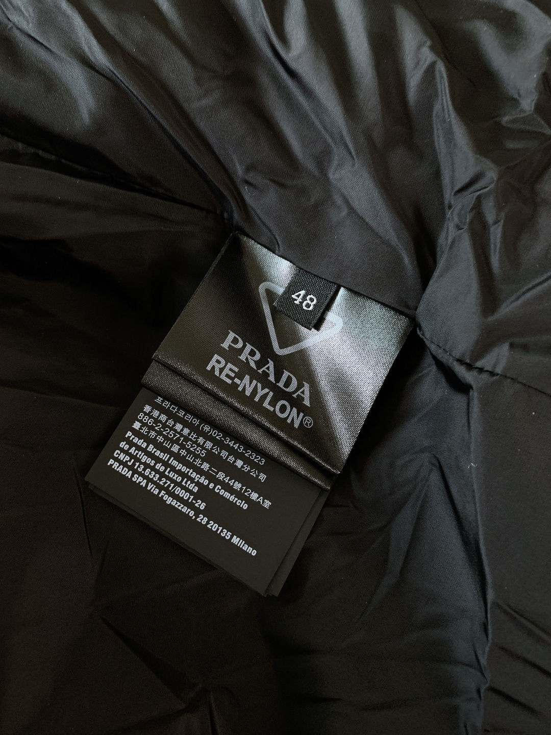 Prada 普拉达2026SS早春新品摇粒绒连帽男士外套。定制高克重摇粒绒面料，绒毛细密且蓬松度高，亲肤