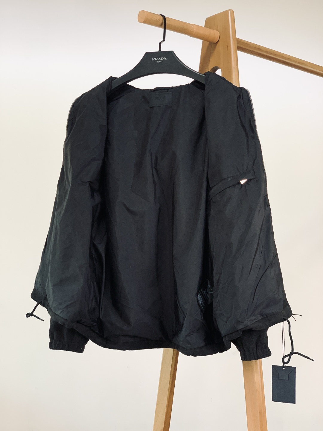 Prada 普拉达2026SS早春新品摇粒绒连帽男士外套。定制高克重摇粒绒面料，绒毛细密且蓬松度高，亲肤