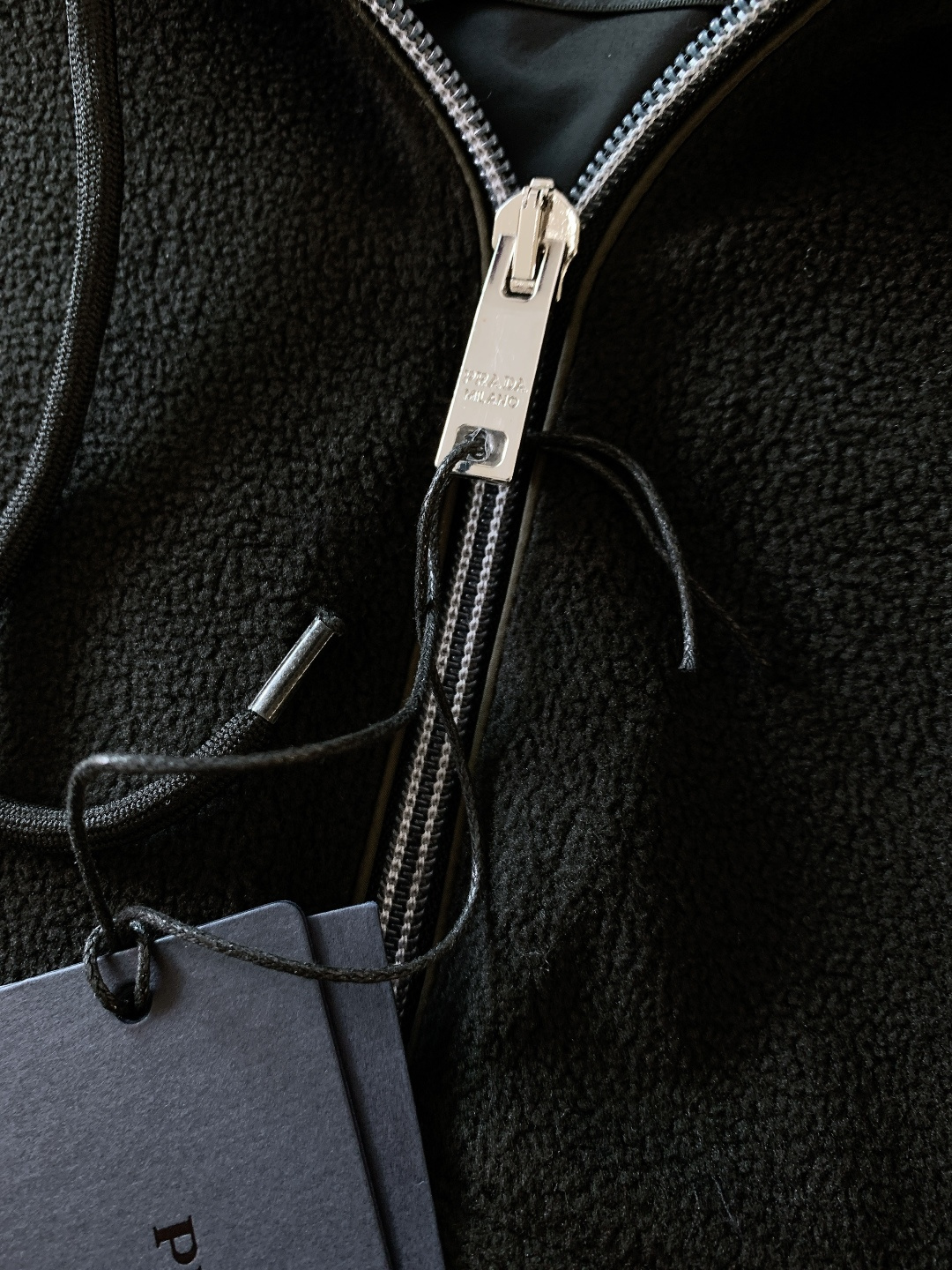 Prada 普拉达2026SS早春新品摇粒绒连帽男士外套。定制高克重摇粒绒面料，绒毛细密且蓬松度高，亲肤