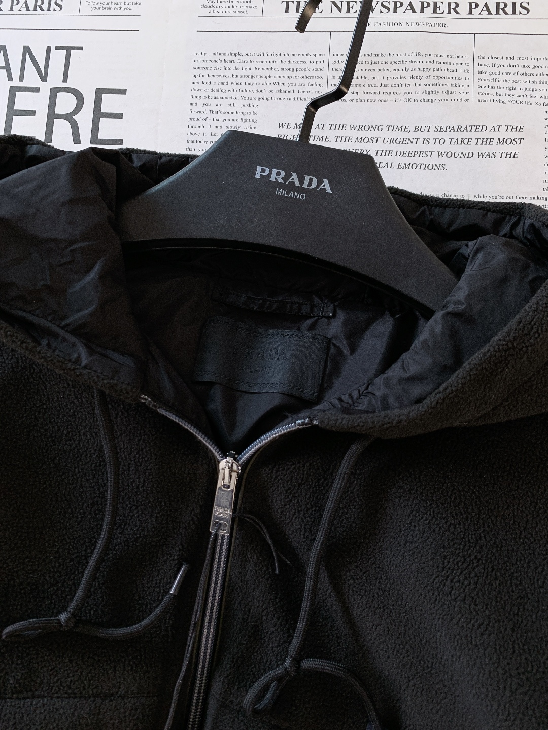 Prada 普拉达2026SS早春新品摇粒绒连帽男士外套。定制高克重摇粒绒面料，绒毛细密且蓬松度高，亲肤