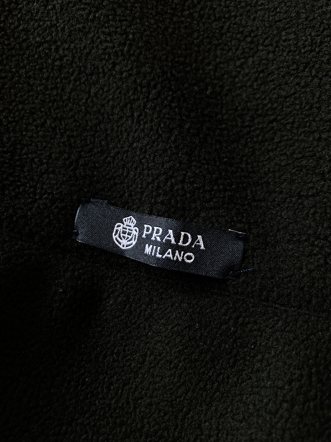 Prada 普拉达2026SS早春新品摇粒绒连帽男士外套。定制高克重摇粒绒面料，绒毛细密且蓬松度高，亲肤