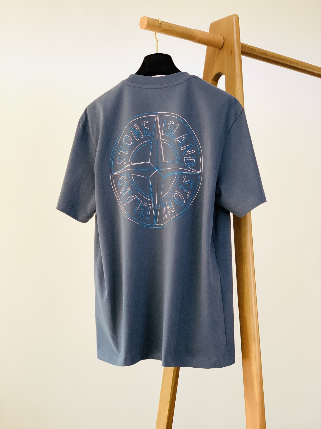 Stone Island 石头岛 2026SS早春新品 刺绣短袖T恤重磅上新！甄选定织高支精梳棉面料，触