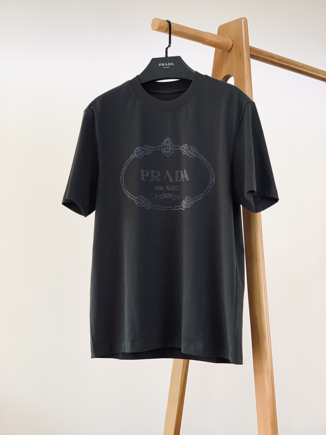 Prada 普拉达 2026SS早春新品男士珠纹logo短袖T恤。采用280g重磅双股精梳棉面料，经定织