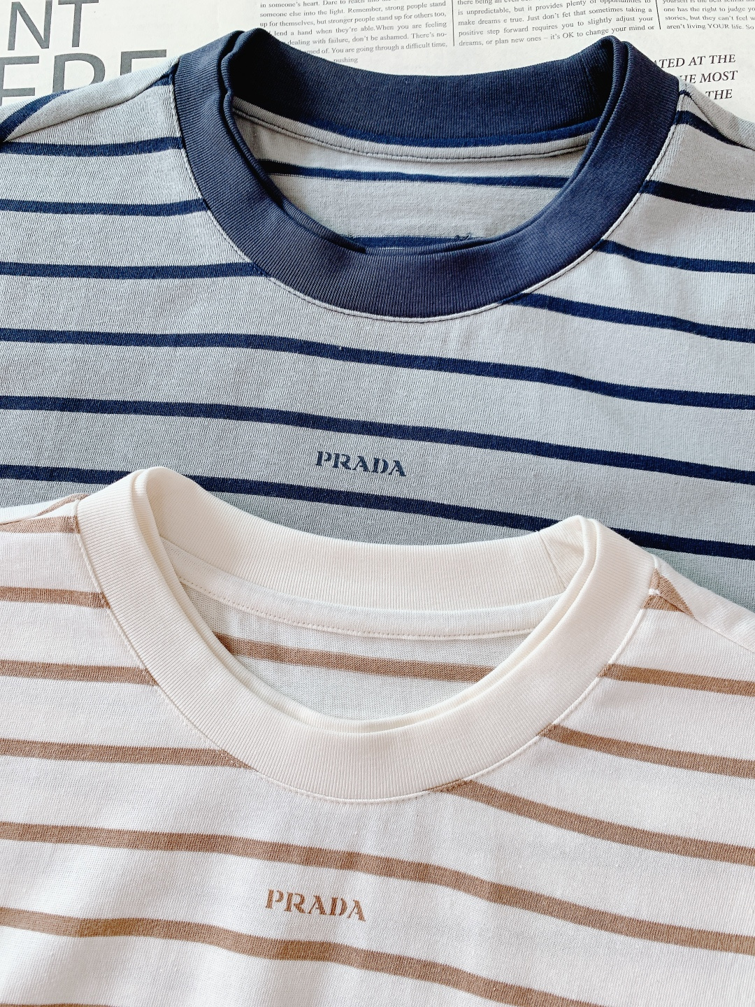 Prada 普拉达 2026SS早春新品复古条纹T恤。贸易公司渠道稀出，随性搭配的中性风，男女皆可上身的
