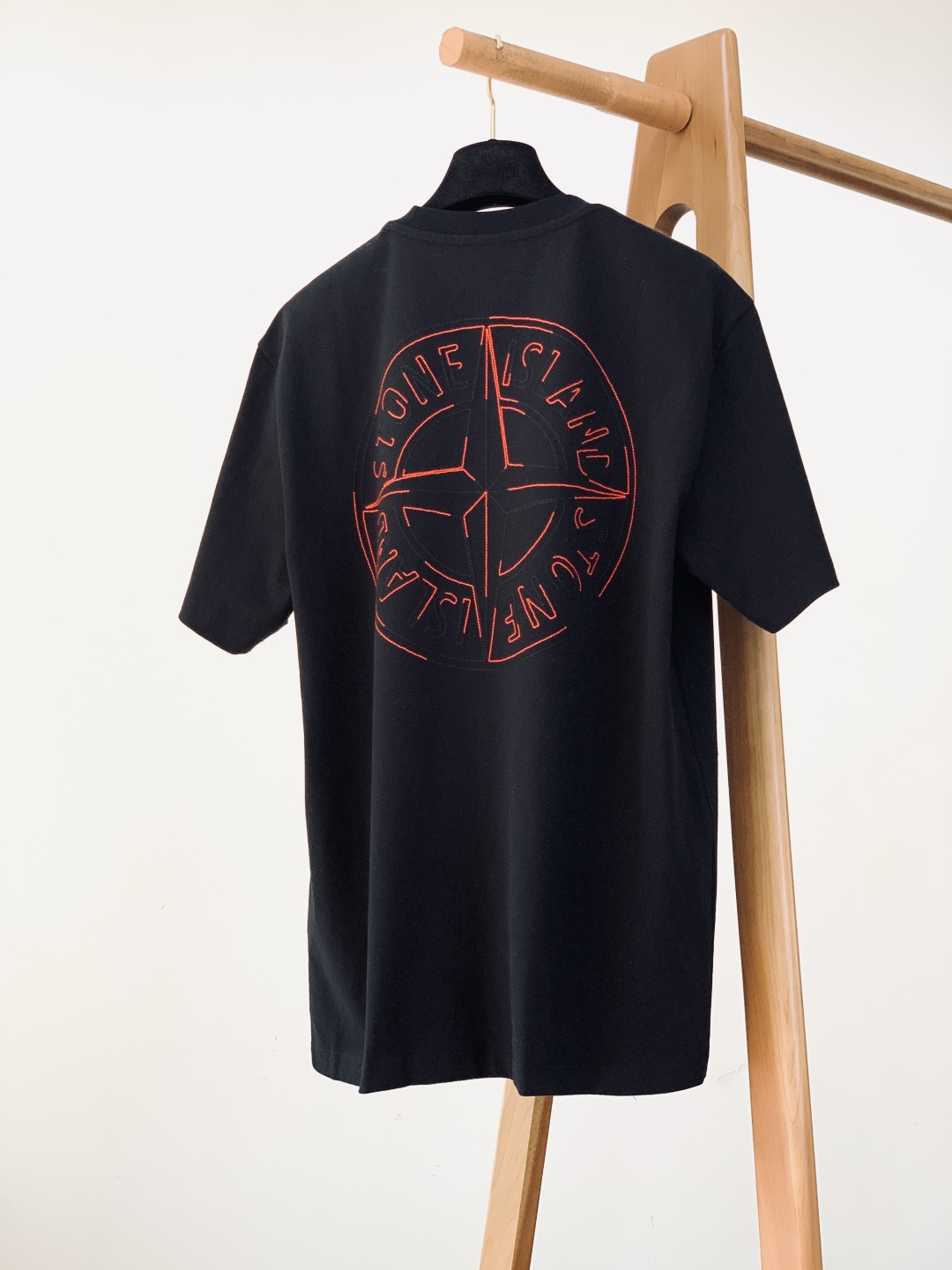 Stone Island 石头岛 2026SS早春新品 刺绣短袖T恤重磅上新！甄选定织高支精梳棉面料，触